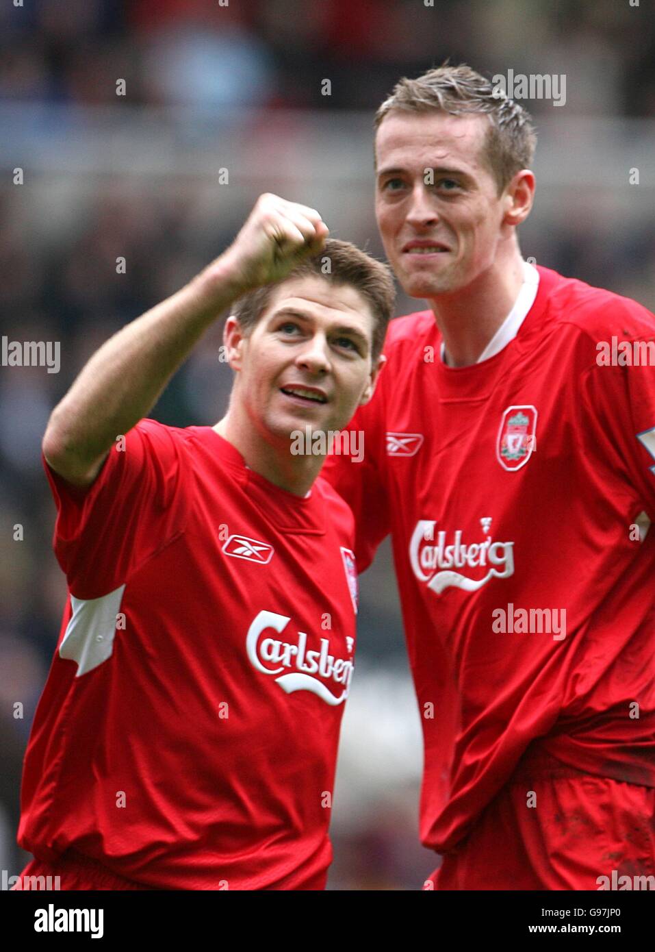 (G-D) Steven Gerrard de Liverpool célèbre son but avec Peter Crouch Banque D'Images (G-D) Steven Gerrard de Liverpool célèbre son but avec Peter Crouch Banque D'Images