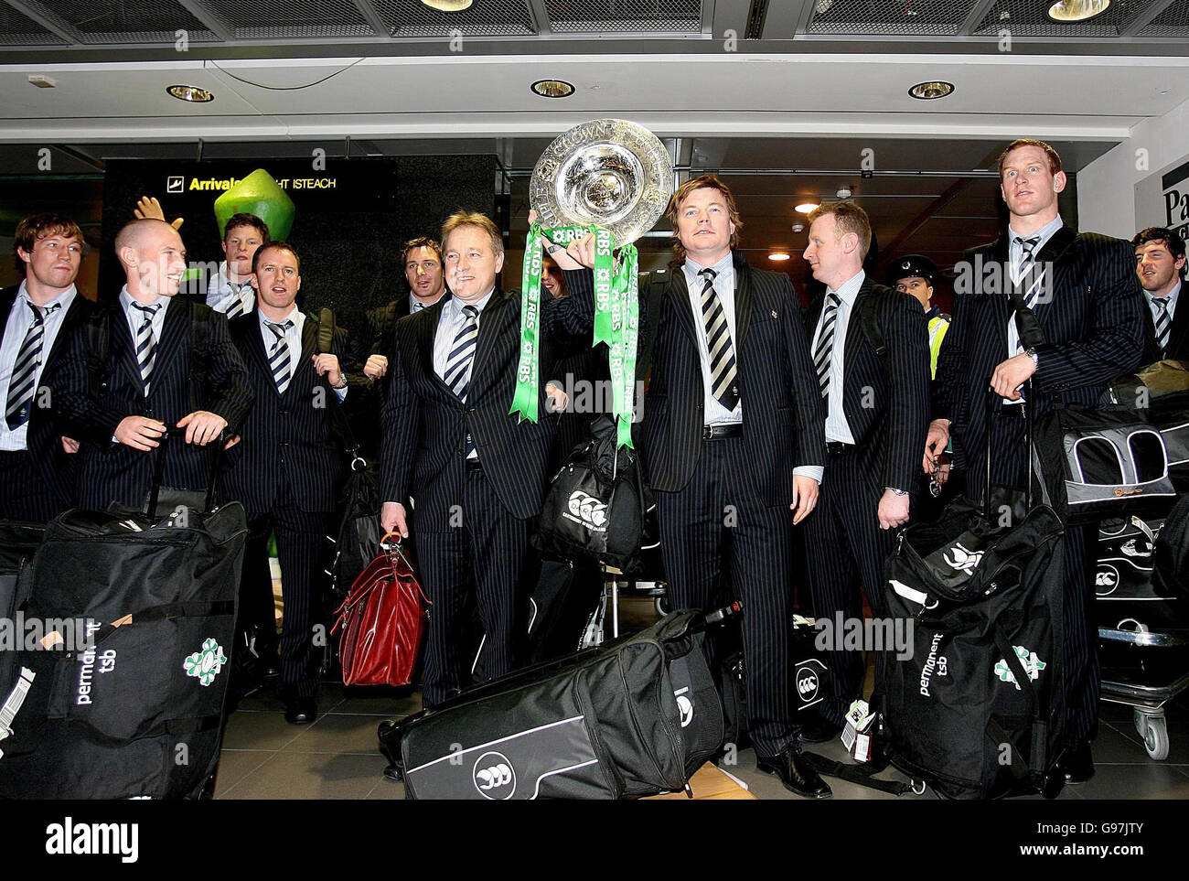 Brian O Driscoll (à droite), capitaine irlandais de rugby, et Eddie O'Sullivan, entraîneur, tiennent le Triple Crown à l'aéroport de Dublin, le dimanche 19 2006 mars, à leur arrivée chez eux après la victoire contre l'Angleterre à Twickenham. Voir l'histoire de PA RUGBYU Ireland. APPUYEZ SUR ASSOCIATION photo. Le crédit photo devrait se lire : Julien Behal/PA Banque D'Images