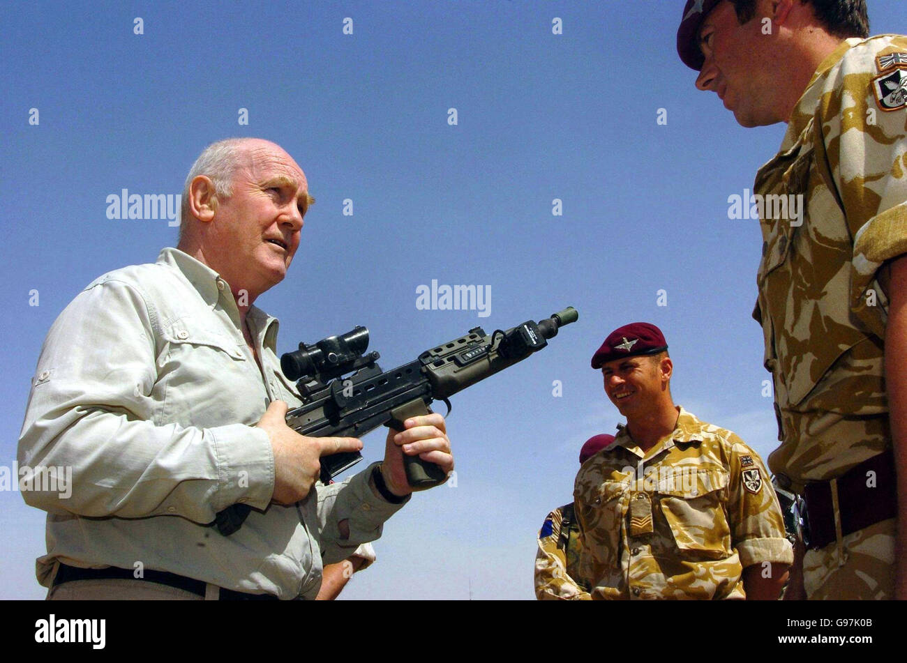 Le secrétaire à la Défense, John Reid, détient un fusil d'assaut surveillé par des soldats du 2e Bataillon du Régiment de parachutistes (qui sont basés à Colechester, dans l'Essex), dont le sergent Whitworth (2e à droite), à Al-Muthanna, dans le sud de l'Irak. Banque D'Images