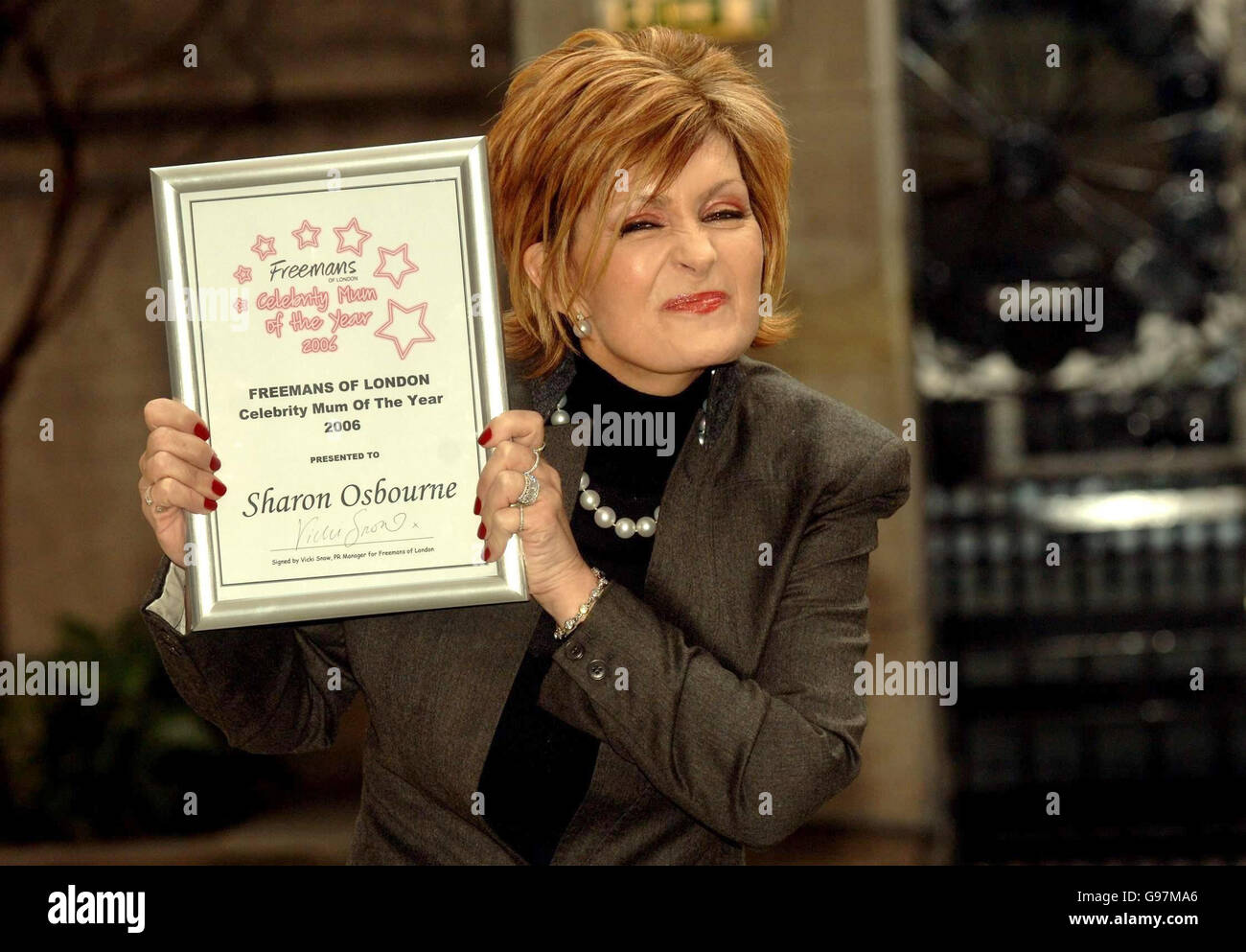 Sharon Osbourne est couronnée Freemans de Londres Celebrity Maman de l'année 2006, à l'hôtel Langham, dans le centre de Londres. Le prix est voté pour par le public pour honorer la mère de célébrité qui a impressionné en équilibrant une vie trépidante avec les exigences du rôle parental. Voir l'histoire de PA SHOWBIZ Mum. APPUYEZ SUR ASSOCIATION photo. Le crédit photo devrait se lire: Steve Parsons/PA Banque D'Images