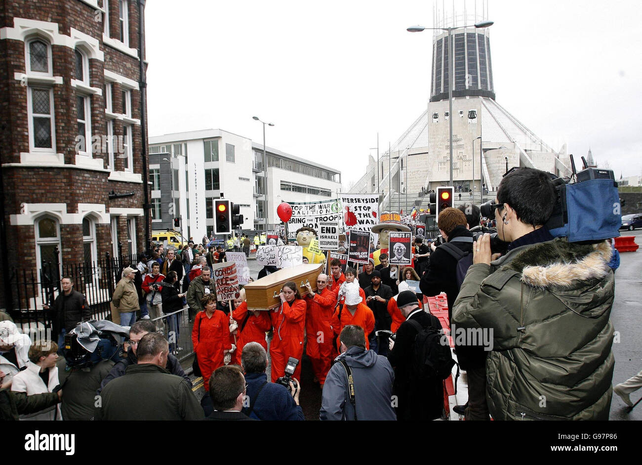Les manifestants anti-guerre à Liverpool, le vendredi 31 mars 2006, en prévision de la visite de la secrétaire d'État américaine Condoleezza Rice. Mme Rice se rend au Royaume-Uni pour quatre jours à l'invitation de Jack Straw, qui a visité son État d'Alabama l'année dernière. Les manifestants ont chahuté Mme Rice lorsqu'elle est arrivée à l'école secondaire de Pleckgate à Blackburn, mais la secrétaire d'État a déclaré qu'elle n'avait 'aucun problème' avec les gens qui protestaient. Voir PA Story POLITICS Rice. APPUYEZ SUR ASSOCIATION photo. Le crédit photo devrait se lire comme suit : Peter Byrne/PA. Banque D'Images