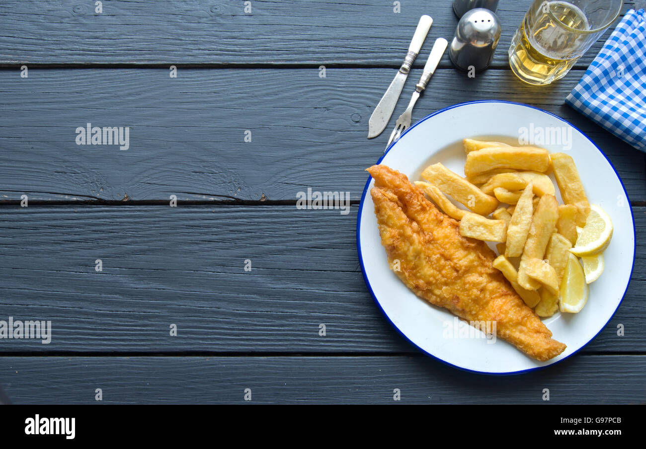 Fish and chips sur une table en bois avec de l'espace Banque D'Images