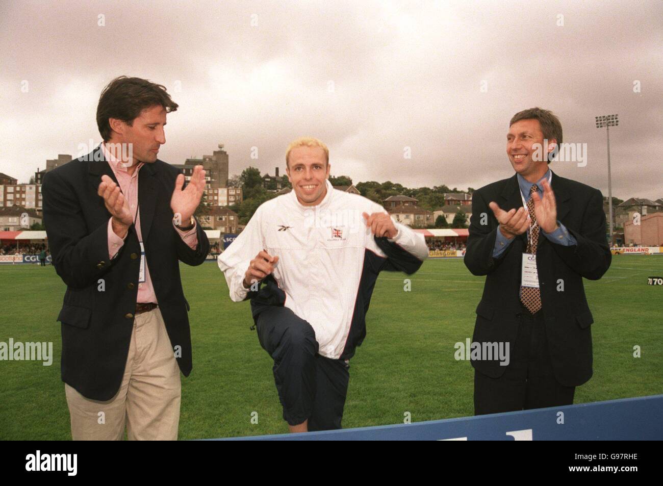 SEB COE (à gauche) et David Moorcroft (à droite) applaudissent Dean Macey, médaillé d'argent de décathlon aux récents championnats du monde de Séville, sur un podium Banque D'Images