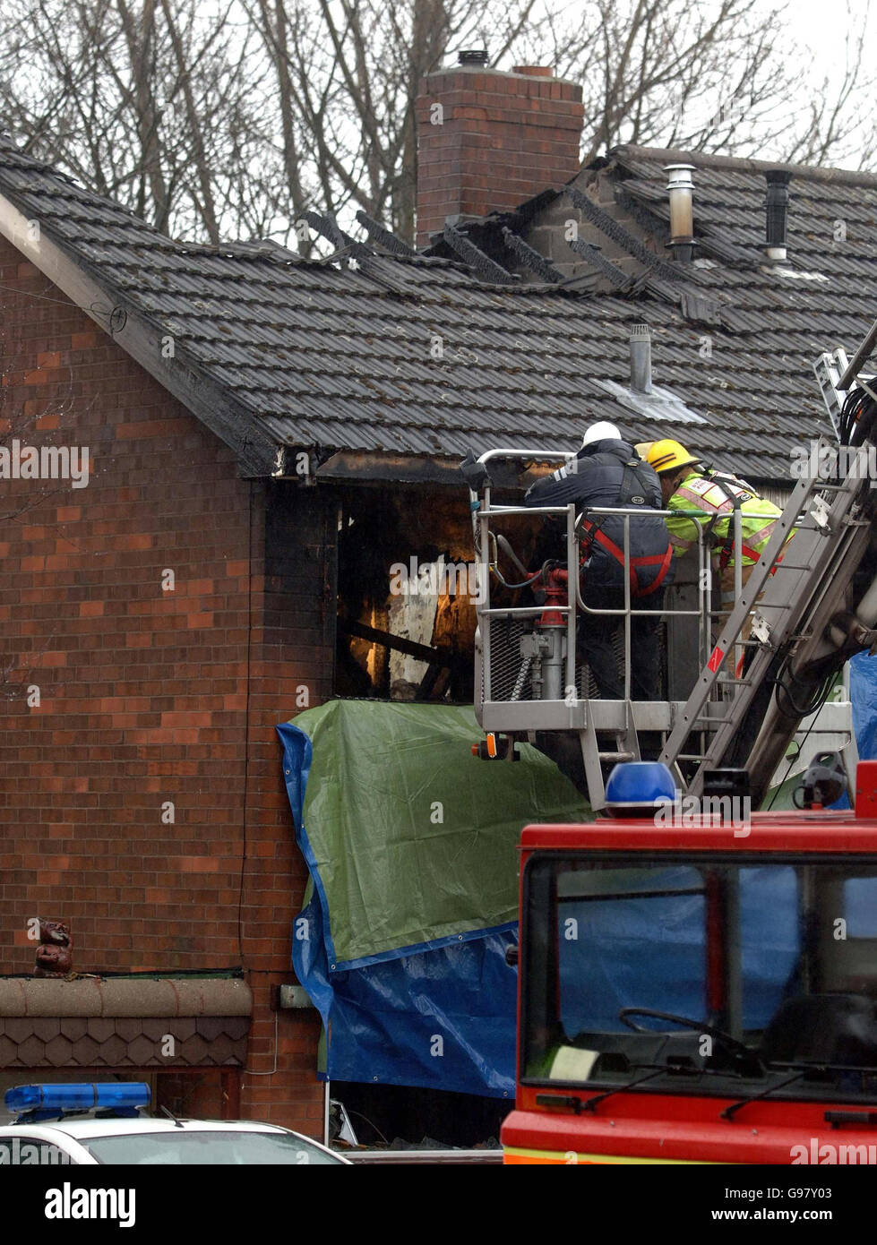 Le personnel des services d'urgence utilise une échelle aérienne pour travailler vendredi 10 mars 2006 à la maison, sur Hillside Road à Cheddleton, près de Leek, dans le Staffordshire, où trois enfants et un homme sont morts après une explosion juste avant minuit. La police déclare qu'elle traite l'incendie comme suspect et qu'elle a mis en place une salle d'incident. Voir PA Story POLICE House. APPUYEZ SUR ASSOCIATION photo. Le crédit photo devrait se lire: David Jones/PA. Banque D'Images