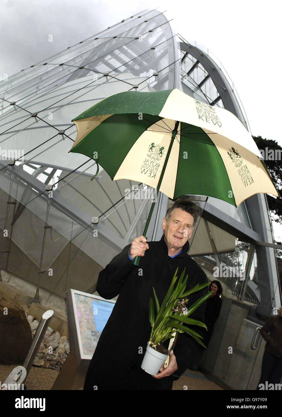 Michael Palin ouvre la Maison des Alpes Davies aux jardins botaniques royaux de Kew, dans le sud-ouest de Londres, le vendredi 10 mars 2006. La maison des Alpes Davies est la seule glasshouse publique à être construite à Kew au cours des 20 dernières années, et a été conçue par Wilkinson Eyre Architects, deux fois vainqueur du prestigieux prix Stirling. APPUYEZ SUR ASSOCIATION photo. Le crédit photo devrait se lire: Yui Mok/PA Banque D'Images