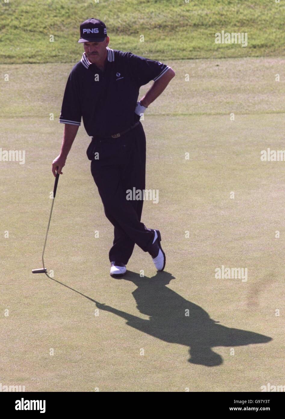 Golf - Grand Prix d'Europe Compaq - Slaley Hall.Marquez James et son ombre sur un vert Banque D'Images