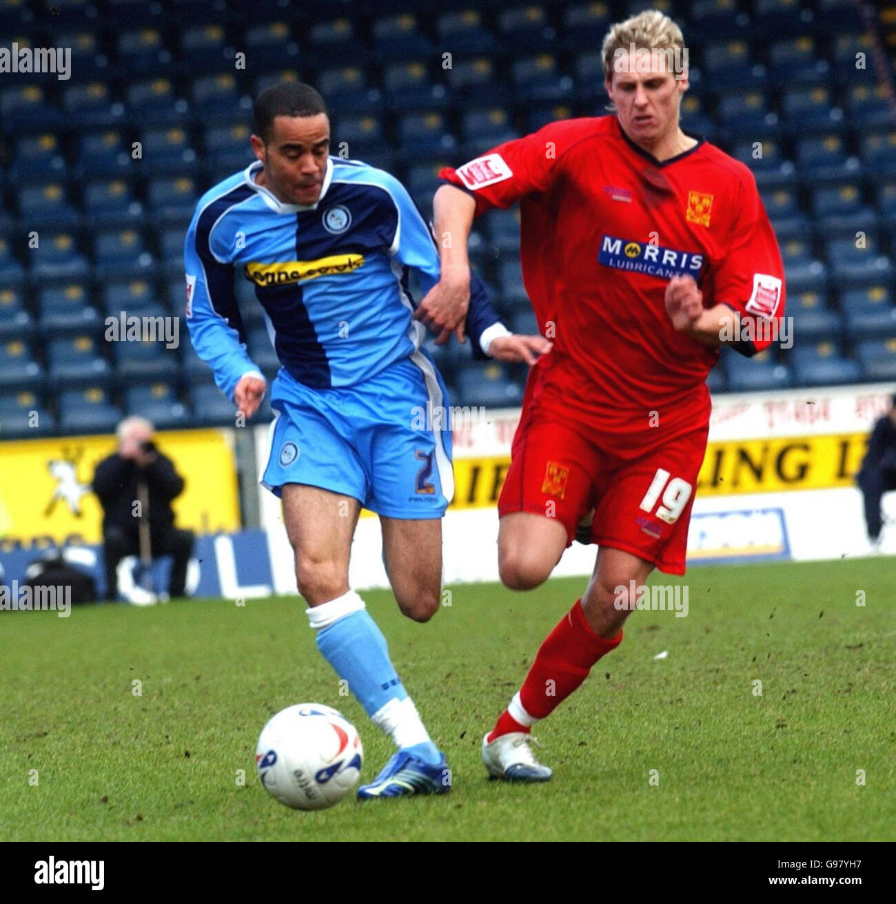 Danny Senda de Wycombe (L) en action avec David Edwards de Shrewsbury lors du match de la deuxième ligue au Causeway Stadium, High Wycombe, le samedi 11 mars 2006. APPUYEZ SUR ASSOCIATION photo. Le crédit photo devrait être le suivant : Max Nash/PA. PAS D'UTILISATION DU SITE WEB DU CLUB OFFICIEUX. Banque D'Images