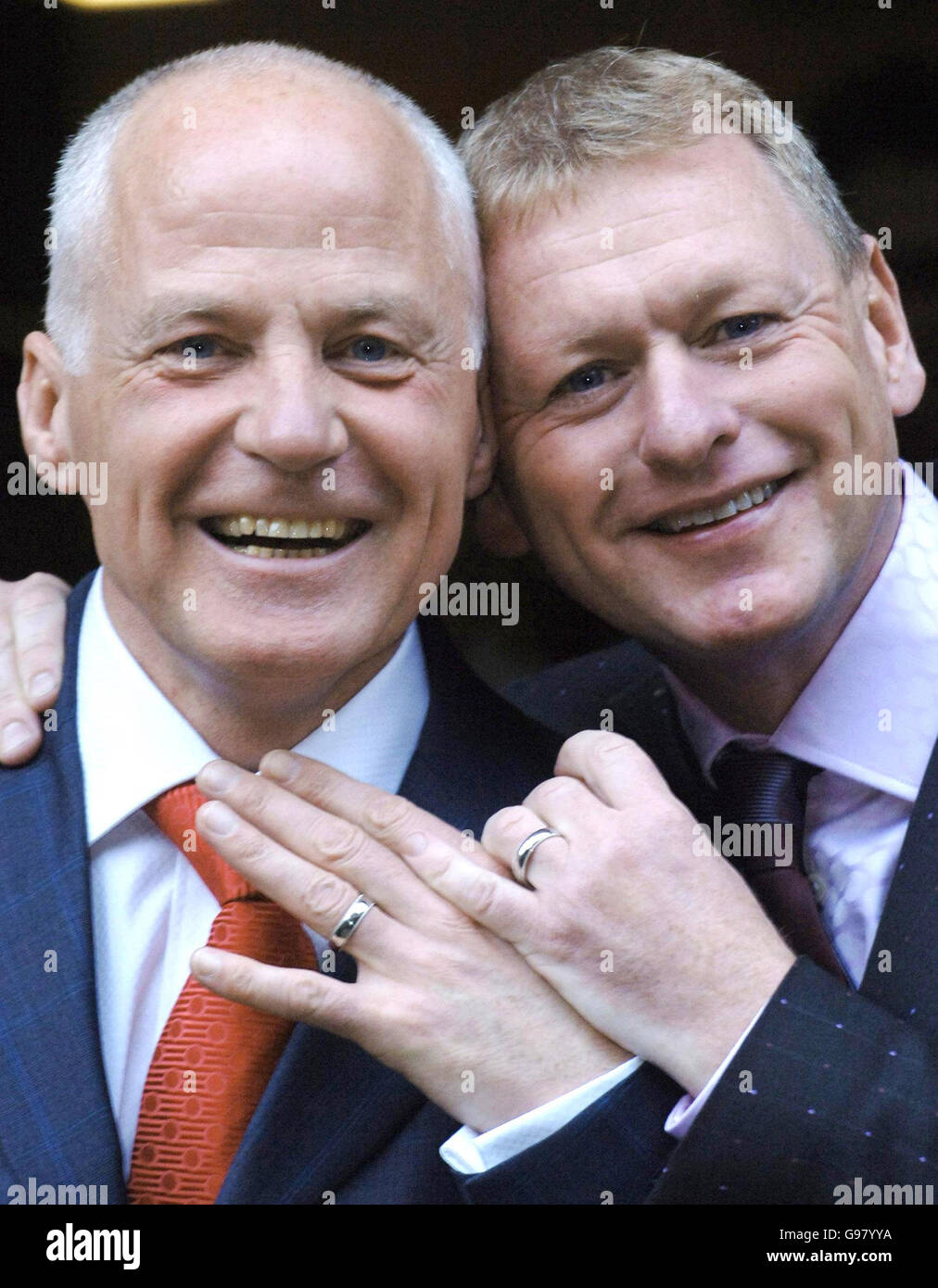 L'ancienne star d'EastEnders Michael Cashman, 55 ans, et son partenaire de 23 ans Paul Cottingham, 41 ans, montrent leurs anneaux de mariage après leur cérémonie de partenariat civil à Londres, le samedi 11 mars 2006. M. Cashman, qui est maintenant un eurodéputé travailliste et militant des droits des homosexuels, a joué le premier personnage gay majeur à EastEnders au milieu des années 1980. Voir PA Story SHOWBIZ Wedding. APPUYEZ SUR ASSOCIATION photo. Le crédit photo devrait se lire comme suit : Stefan Rousseau/PA. Banque D'Images