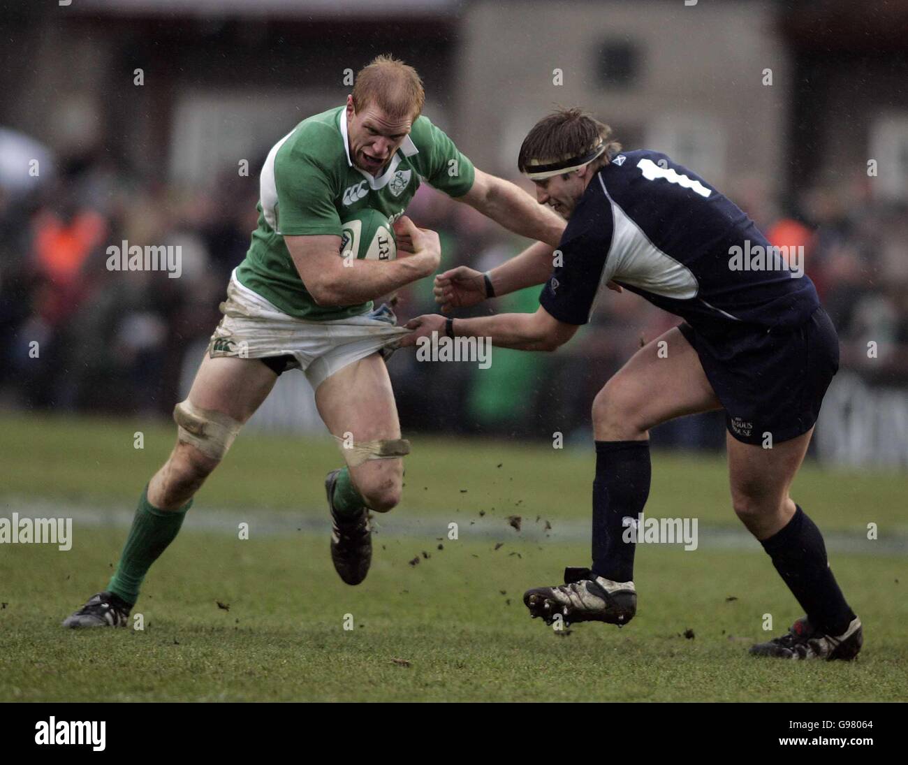 Rugby Union - RBS 6 Nations Championship 2006 - Irlande / Ecosse - Lansdowne Road. Paul O'Connell en Irlande et Gavin Kerr en Écosse Banque D'Images