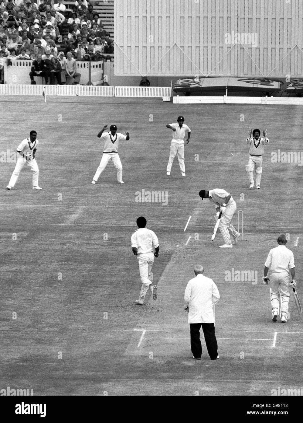 Tony Greig, skipper, a été Bowled par Michael Holding après avoir obtenu seulement trois tours dans Englands deuxième innings, par les Antilles dans le troisième Test. Banque D'Images