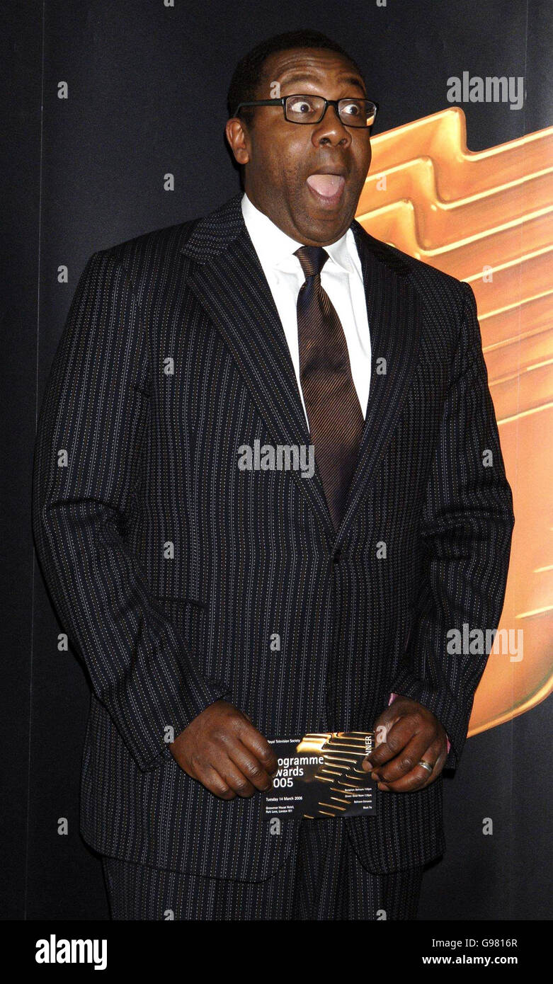 Lenny Henry arrive aux Royal Television Society Awards à l'hôtel Grosvenor House, à Londres, le mardi 14 mars 2006. APPUYEZ SUR ASSOCIATION PHOTO. Le crédit photo devrait se lire: Yui Mok/PA Banque D'Images