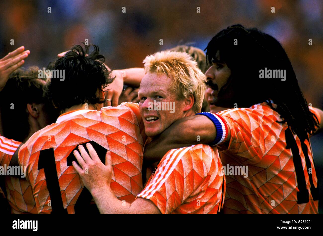 Football - Championnats d'Europe 1988 - Hollande / Allemagne - finale.Ronald Koeman, de Hollande, célèbre un but avec celui de son coéquipier Banque D'Images