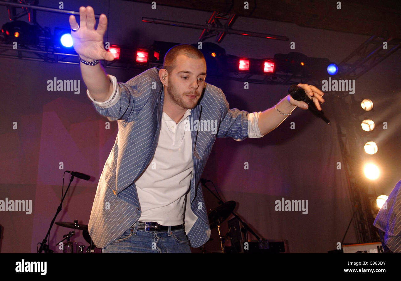 Mike Skinner des rues se produit lors d'un concert secret au bord des rues, à Trinity Wharf Buoy, à l'est de Londres, le mardi 21 mars 2006. APPUYEZ SUR ASSOCIATION PHOTO. Le crédit photo devrait indiquer : Yui Mok/PA Banque D'Images