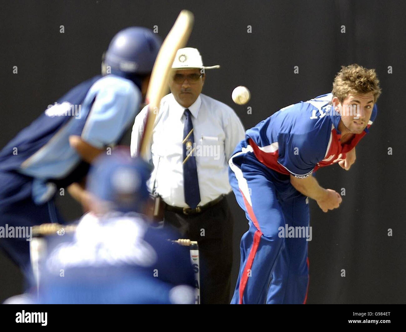 Le lanceur d'Angleterre Liam Plunkett en action pendant le match d'une journée contre le XI du président de RCA au stade Sawai Mansingh, Jaipur, Inde, le samedi 25 mars 2006.APPUYEZ SUR ASSOCIATION photo.Crédit photo devrait se lire: Rebecca Naden/PA.***USAGE ÉDITORIAL SEULEMENT - PAS D'UTILISATION DE TÉLÉPHONE MOBILE*** Banque D'Images