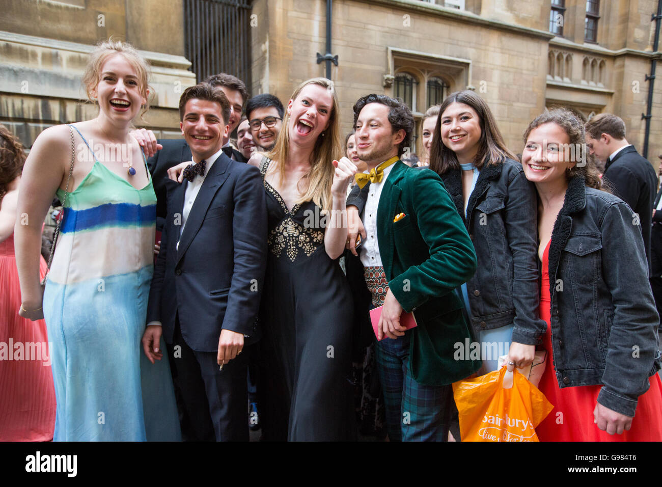 Les étudiants de l'Université de Cambridge à la trinité peut Ball dans la soirée du lundi 13 juin 2016. Banque D'Images