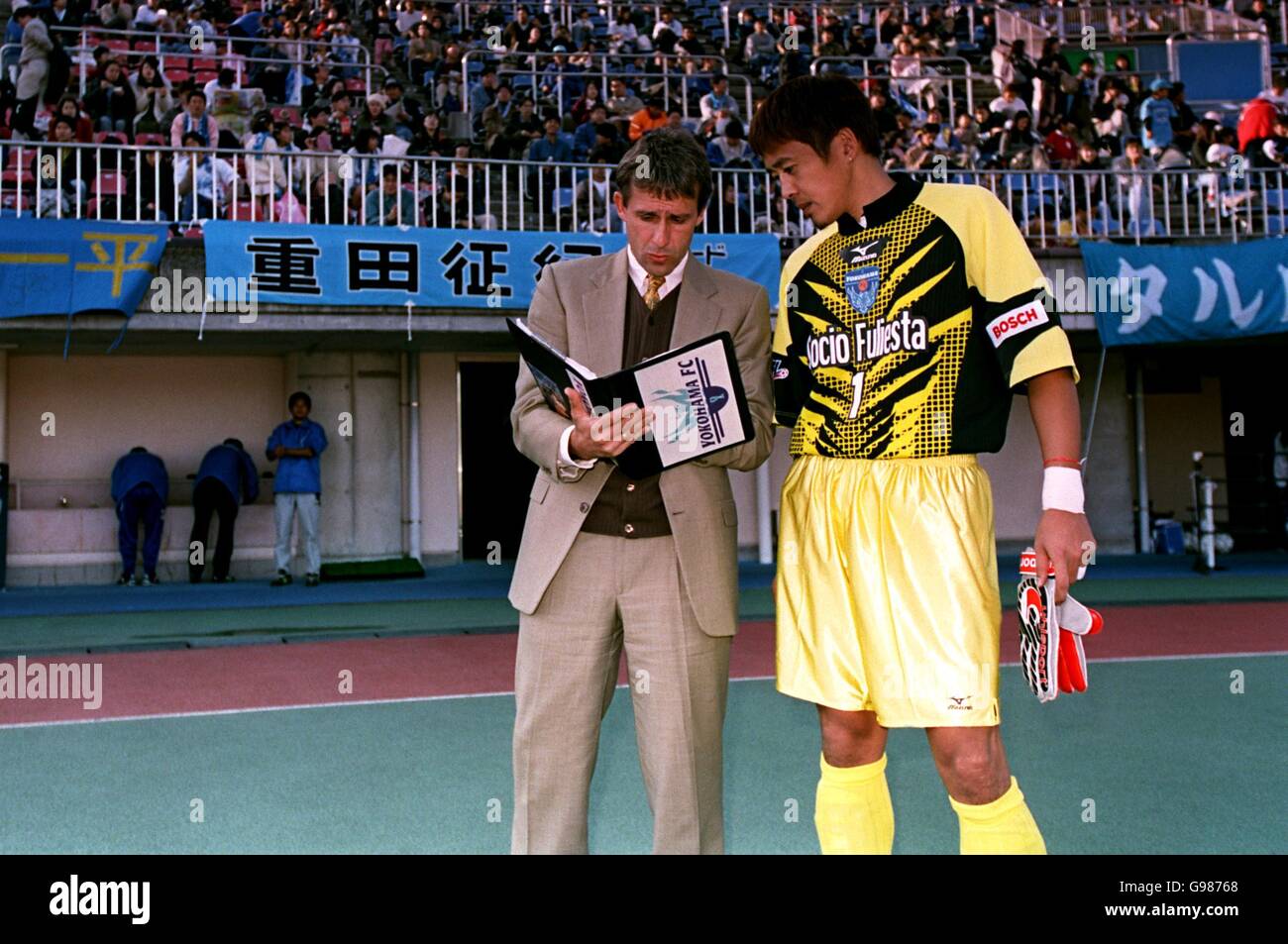 Pierre Littbarski, directeur du FC de Yokohama, parle au gardien de but Takaya Oishi Banque D'Images