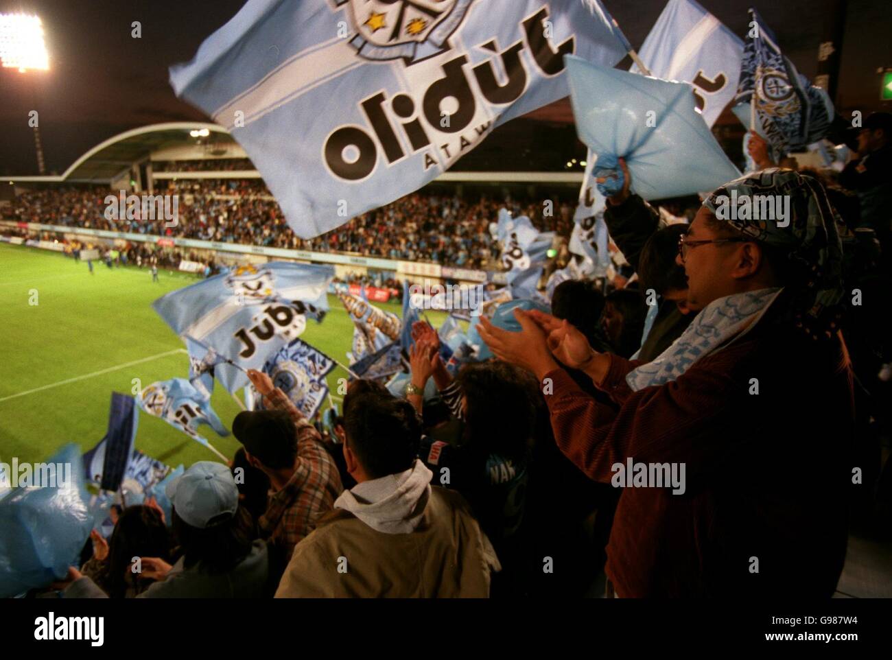 Les fans de Jubilo Iwata célèbrent la victoire de la première partie de la Finale de la J-League avec une pénalité de but d'or en plus de temps Banque D'Images