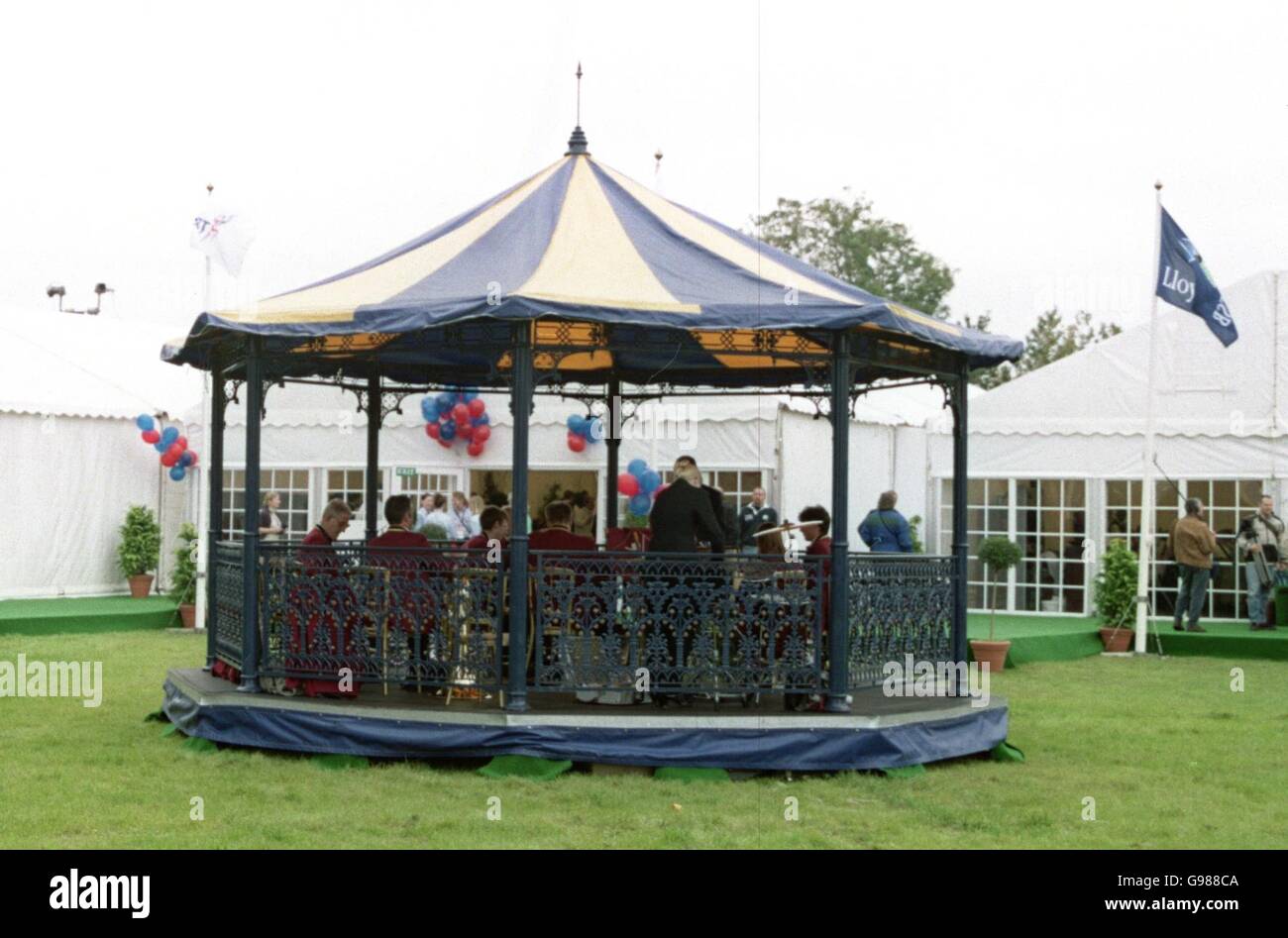 Rugby Union - coupe du monde de Rugby 99 - Pool B - Nouvelle-Zélande / Angleterre. Un groupe de musique à l'extérieur de la tente Guinness Banque D'Images