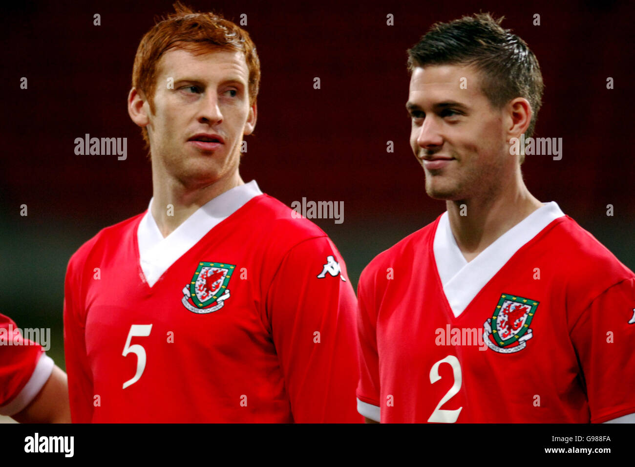 Football - International friendly - pays de Galles v Paraguay - Millennium Stadium. James Collins (l) et Rob Edwards (r), pays de Galles Banque D'Images