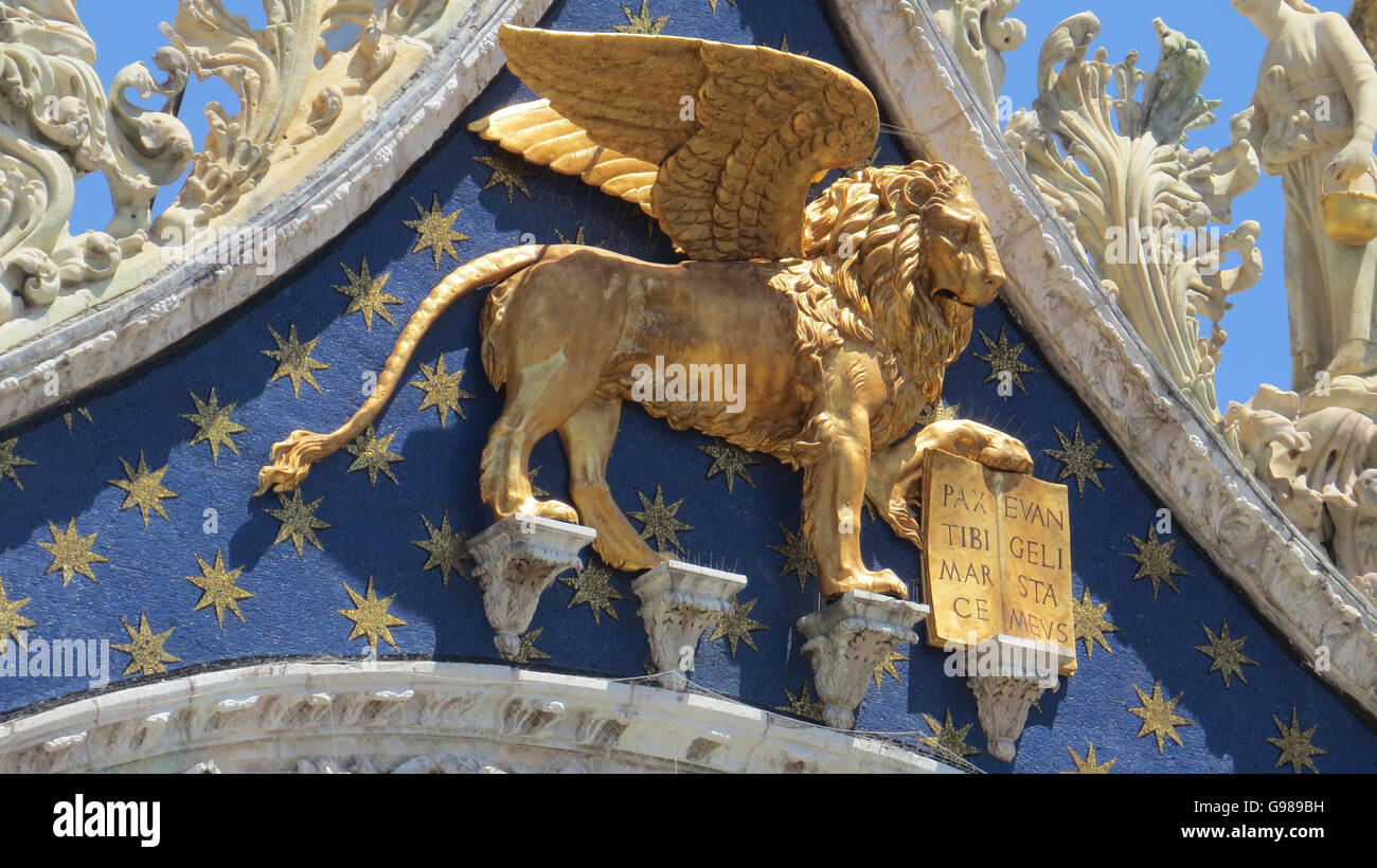 Venise,Italie. Le lion de la République de Venise sur l'entrée de la Basilique de la Place St Marc. Photo Tony Gale Banque D'Images