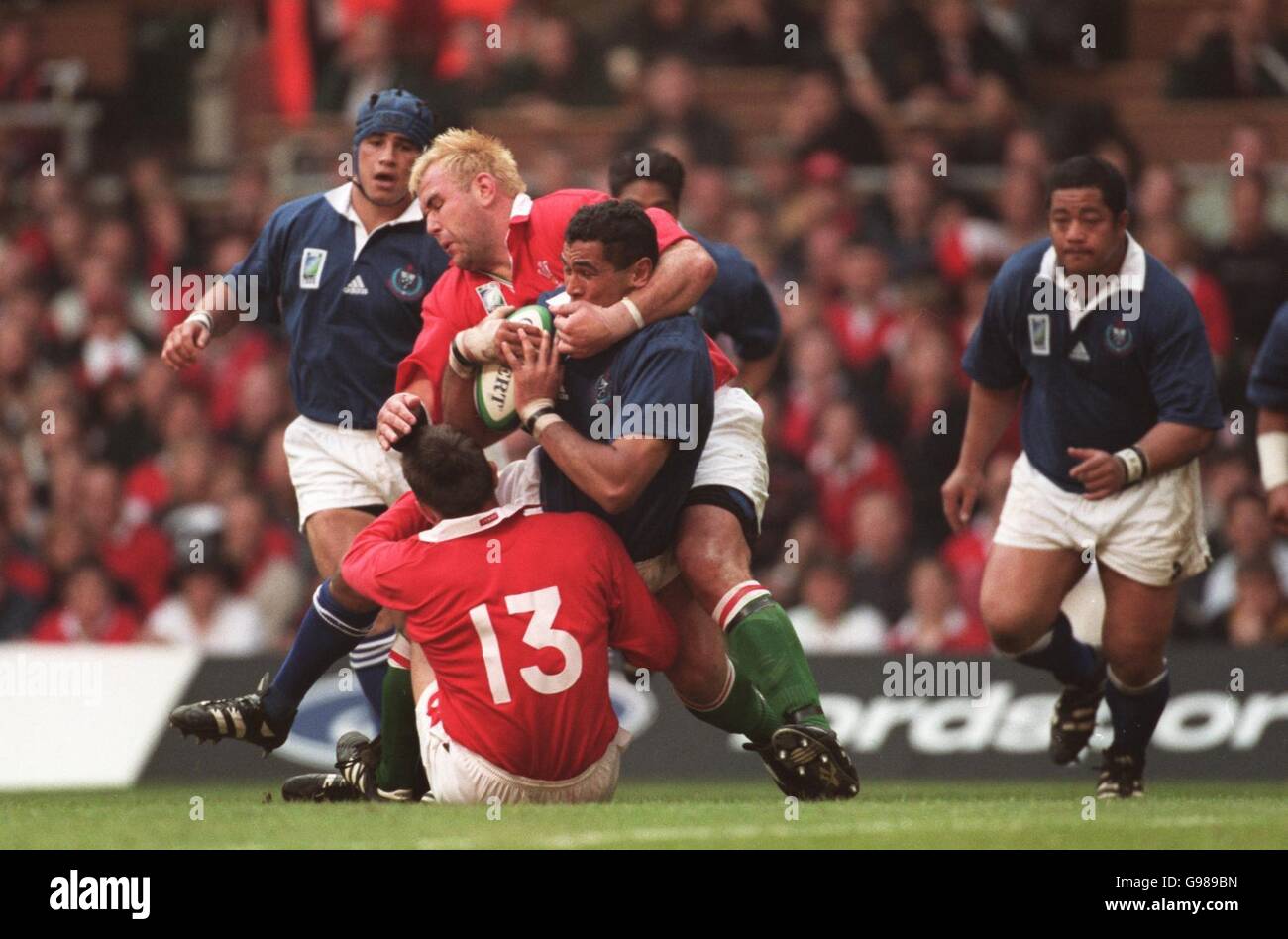 Rugby Union - coupe du monde de Rugby 99 - Pool D - pays de Galles / Samoa occidentales.Gareth Thomas et Mark Taylor, au pays de Galles, tirent Pat Lam des Samoa occidentales Banque D'Images