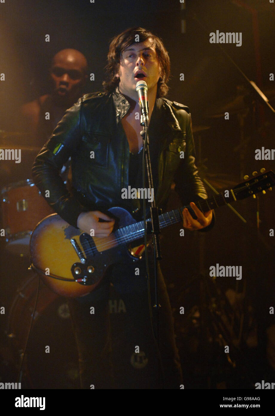 Carl Barat, chanteur principal de Dirty Pretty Things, se présentant à Kings College le mercredi 8 mars 2006. Voir l'histoire des PA. APPUYEZ SUR ASSOCIATION photo. Le crédit photo devrait se lire comme suit : Fiona Hanson/PA Banque D'Images