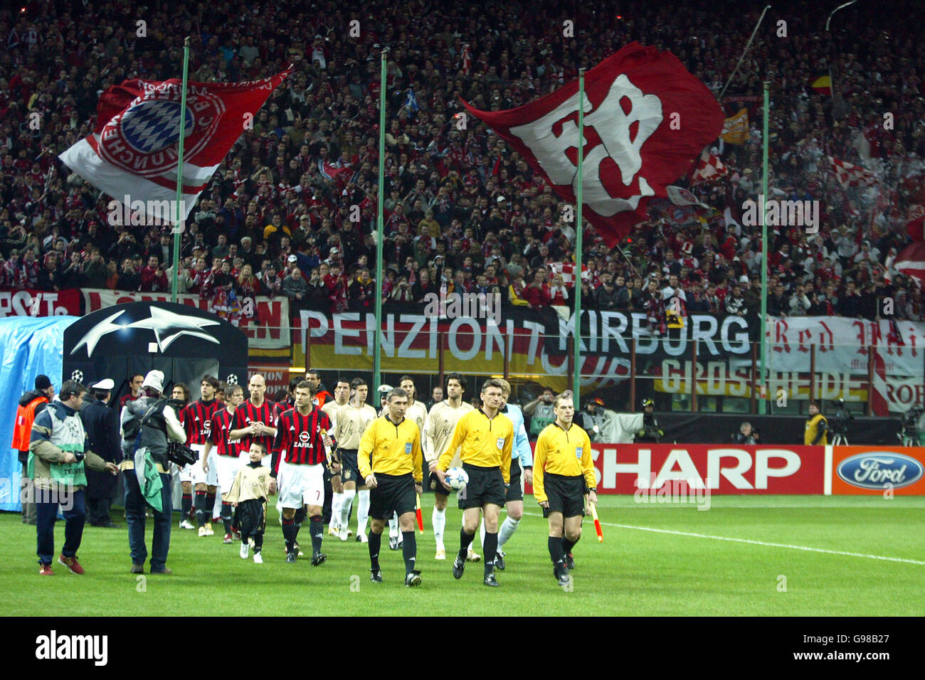 Football - UEFA Champions League - Round de 16 - second Leg - AC Milan / Bayern Munich - Giuseppe Meazza. Les joueurs de l'AC Milan et du Bayern Munich entrent dans le stade Banque D'Images