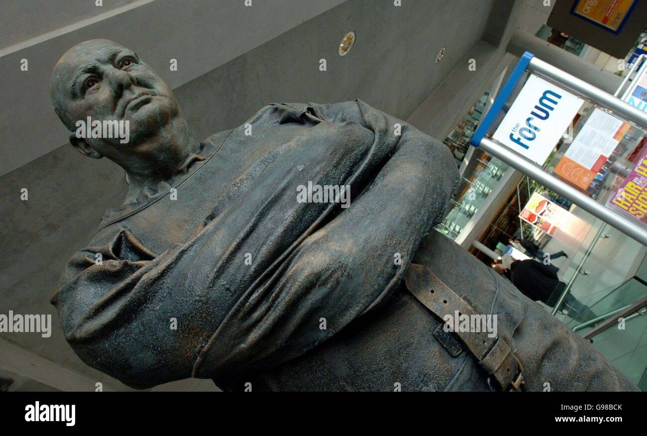 La statue représentant Sir Winston Churchill portant un manteau de straitjaque au Forum de Norwich. L'organisme de bienfaisance en santé mentale a défendu sa statue en affirmant qu'il voulait « présenter une image plus positive des personnes atteintes de maladie mentale ». Banque D'Images