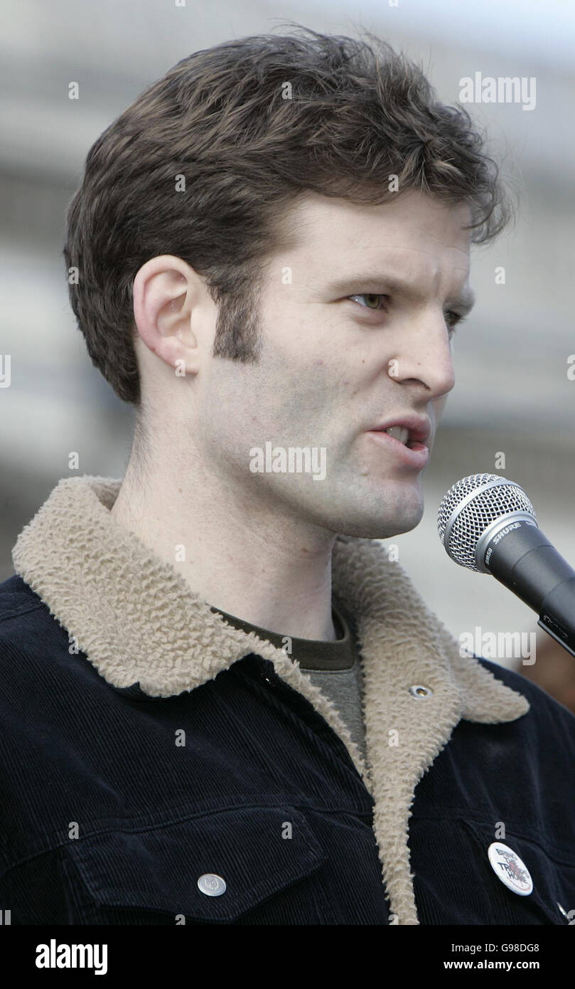 Ben Griffin, ancien soldat de SAS, s'adresse à un rassemblement anti-guerre à Trafalgar Square, à Londres, le samedi 18 mars 2006. Des dirigeants syndicaux, des députés et des militants anti-guerre ont pris la parole à la suite d'une marche qui a passé le bureau du procureur général. Voir PA Story POLITICS Irak. APPUYEZ SUR ASSOCIATION photo. Le crédit photo devrait se lire comme suit : Edmond Terakopian/PA. Banque D'Images