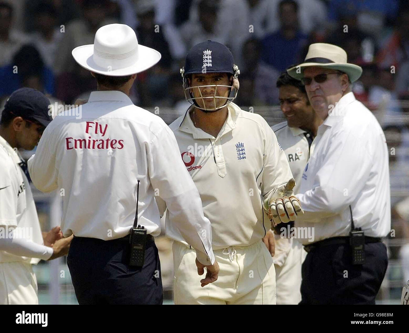 Le juge-arbitre Simon Taufel a des mots avec le batteur d'Angleterre Owais Shah, au cours de la deuxième journée du troisième match de test au stade Wankhede, Bombay, Inde, le dimanche 19 mars 2006. APPUYEZ SUR ASSOCIATION photo. Crédit photo devrait se lire: Rebecca Naden/PA Banque D'Images