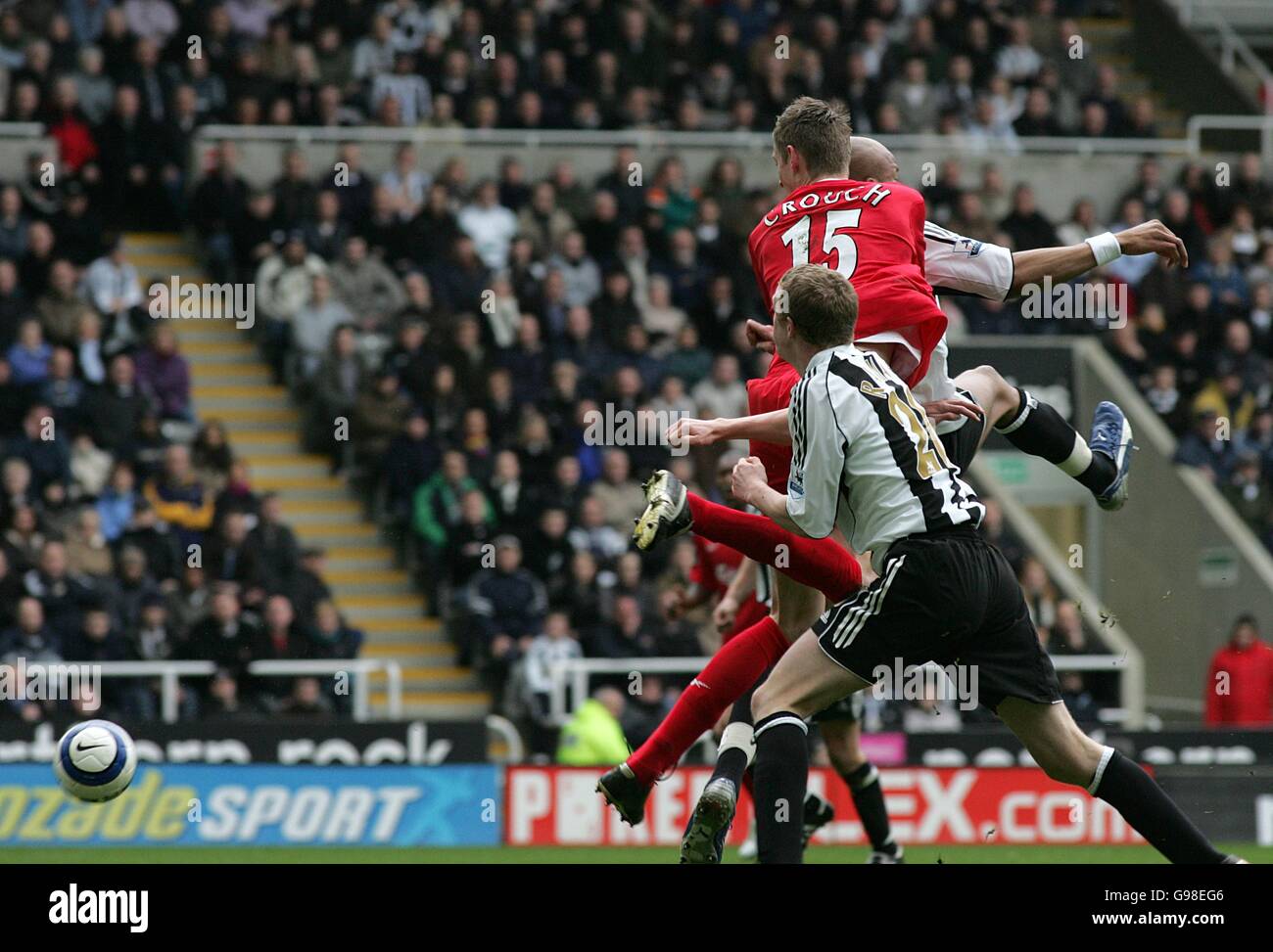 Peter Crouch, de Liverpool, ouvre le score avec un objectif à tête Banque D'Images Peter Crouch, de Liverpool, ouvre le score avec un objectif à tête Banque D'Images