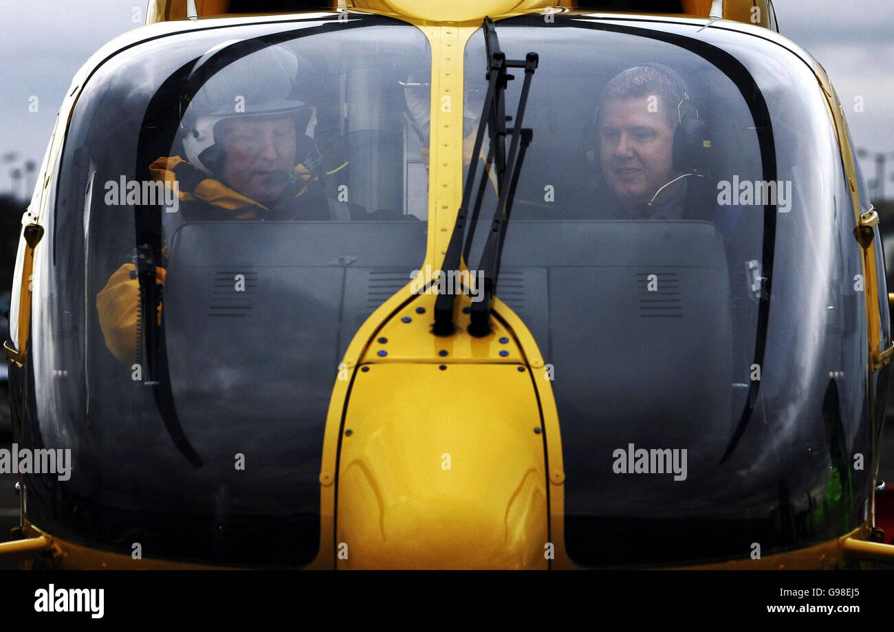 Le ministre écossais de la Santé, Andy Kerr (à droite), est assis à l'intérieur du poste de pilotage d'un hélicoptère Eurocopter EC135 à l'aéroport d'Edimbourg, le lundi 20 mars 2006,Le jour où il a officiellement pris livraison de deux ambulances aériennes King Air 200c à voilure fixe qui feront partie intégrante d'un nouveau service d'ambulance aérienne de classe mondiale pour l'Écosse.Avec une portée de près de 1,700 miles, une vitesse maximale de 289 nœuds et un espace pour deux brancards, ils doivent commencer à fonctionner à partir de Glasgow et Aberdeen à partir du 1er avril.Voir PA Story SCOTLAND Ambulance.APPUYEZ SUR ASSOCIATION photo.Le crédit photo devrait se lire comme suit : Andrew Milligan/PA. Banque D'Images