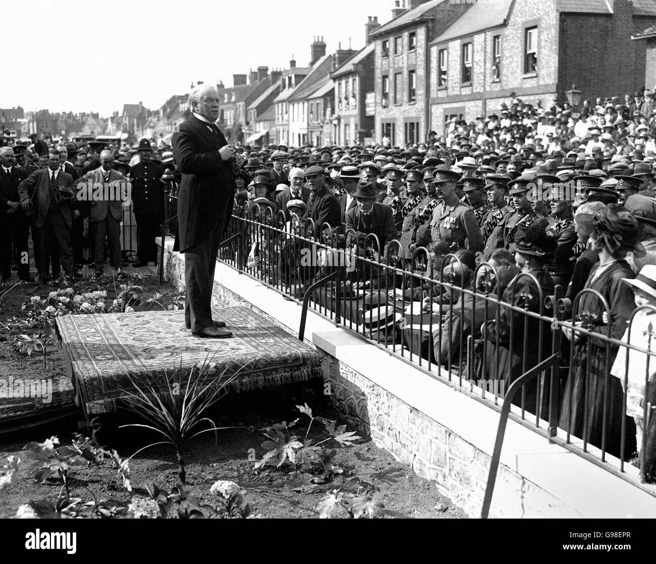 Le Premier ministre David Lloyd-George a prononcé son discours avant la cérémonie de dévoilement du Mémorial de la guerre aux morts de la première Guerre mondiale dans la ville de Thame, dans le Oxfordshire. Banque D'Images