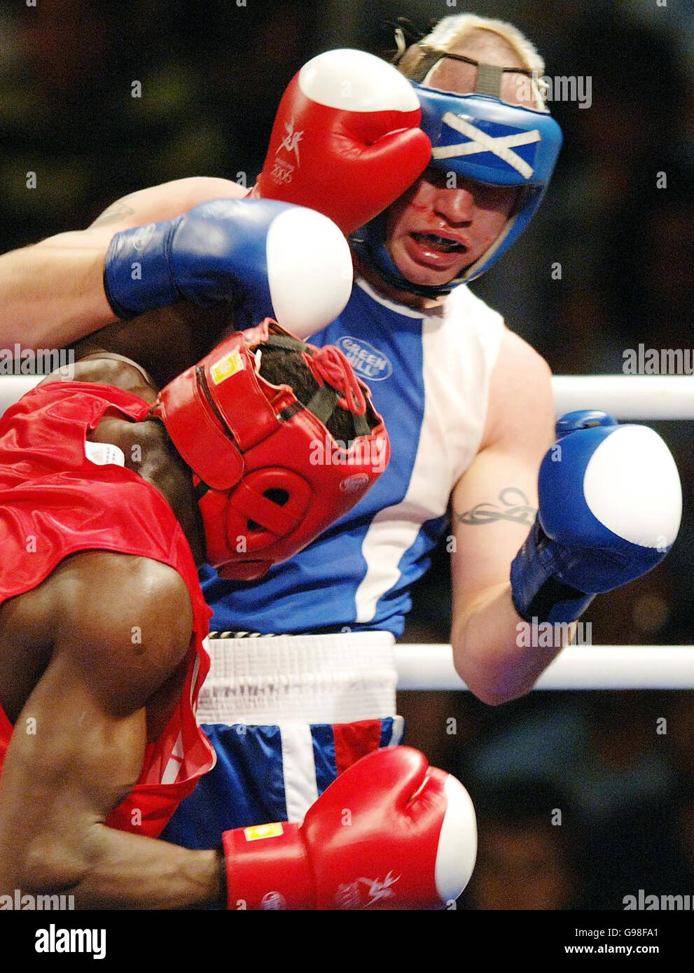 Joseph Simmons (R) d'Écosse en action avec Awusone Yekeni du Ghana au Melbourne Exhibition Centre, lors des 18e Jeux du Commonwealth à Melbourne, en Australie, le mardi 21 mars 2006. APPUYEZ SUR ASSOCIATION photo. Le crédit photo devrait se lire : Sean Dempsey/PA. Banque D'Images