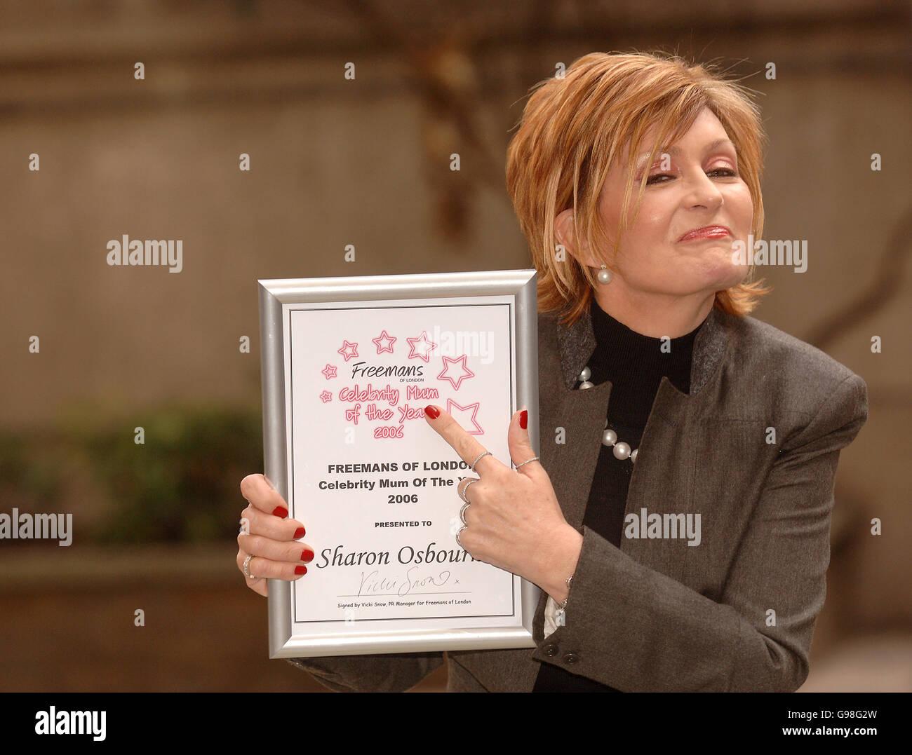 Sharon Osbourne est couronnée Freemans de Londres Celebrity Maman de l'année 2006, à l'hôtel Langham, dans le centre de Londres. Le prix est voté pour par le public pour honorer la mère de célébrité qui a impressionné en équilibrant une vie trépidante avec les exigences du rôle parental. Voir l'histoire de PA SHOWBIZ Mum. APPUYEZ SUR ASSOCIATION photo. Le crédit photo devrait se lire: Steve Parsons/PA Banque D'Images