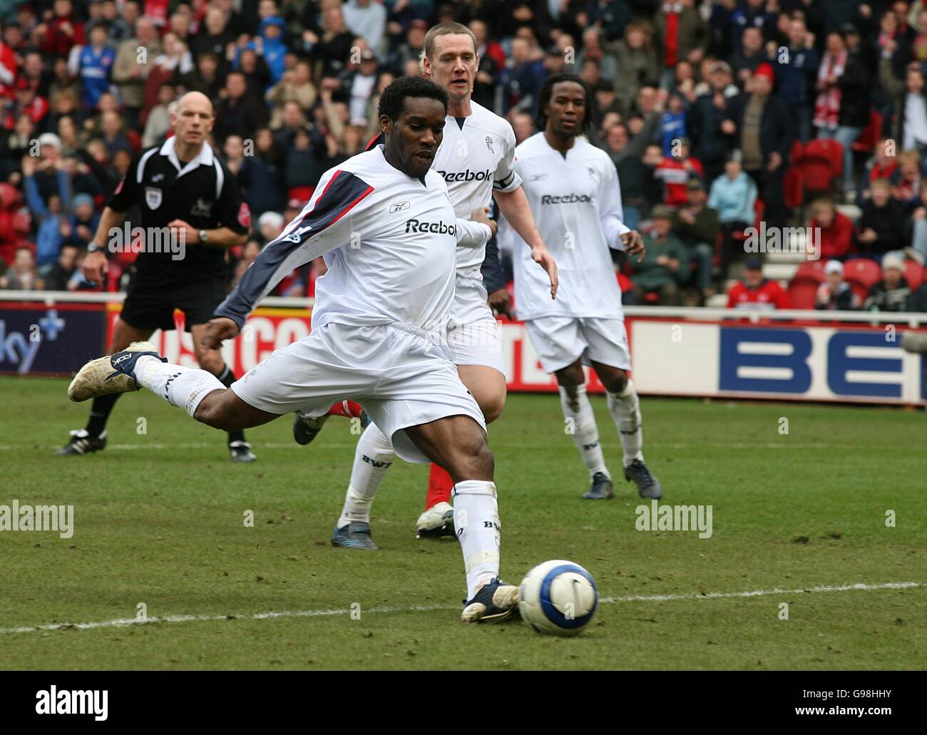 Soccer - FA Barclays Premiership - Middlesbrough / Bolton Wanderers - The Riverside Stadium.Bolton Wanderers Jay-Jay Okocha marque le rebond après que sa pénalité a été sauvée Banque D'Images