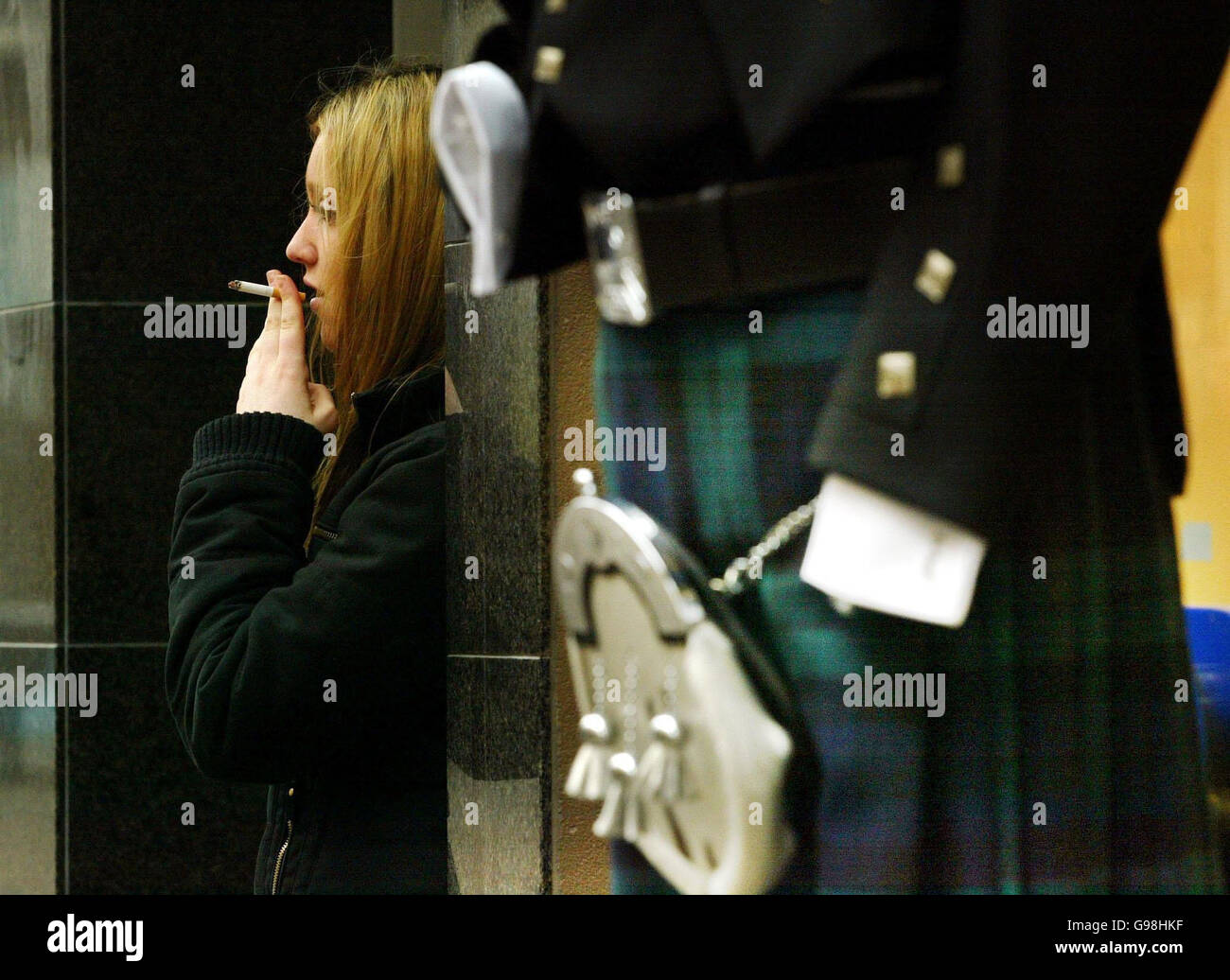 Une femme non identifiée fume devant un bar Kilt Shop sur Rose St Edinburgh le premier jour de l'interdiction de fumer en Écosse le dimanche 26 2006 mars. Voir l'histoire de l'AP SANTÉ tabagisme. APPUYEZ SUR ASSOCIATION photo. Le crédit photo devrait se lire comme suit : David Cheskin/PA Banque D'Images