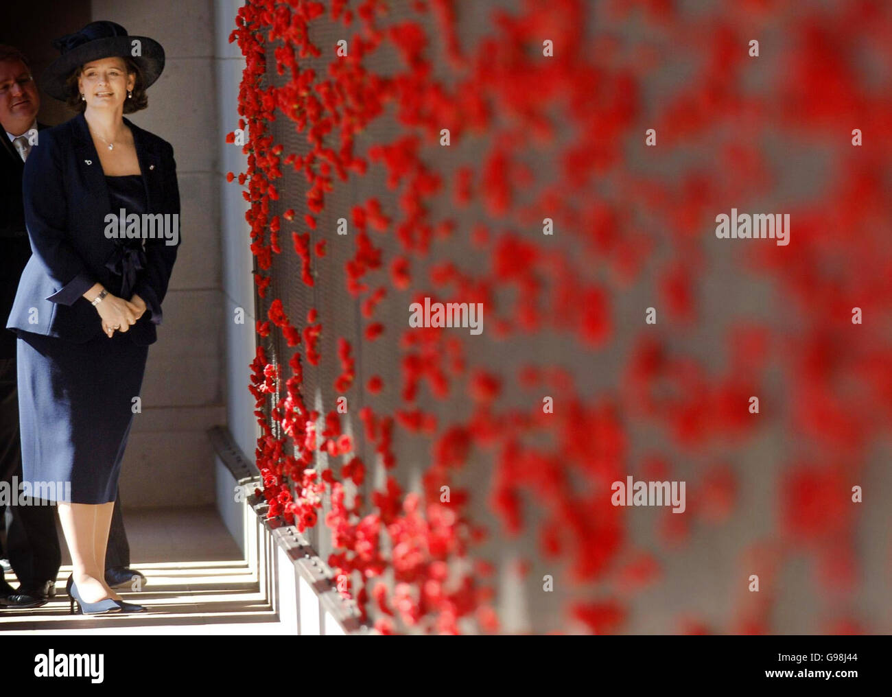 L'épouse du Premier ministre britannique, Cherie Blair, visite le Monument commémoratif de guerre australien avec son mari à Canberra, le lundi 27 mars 2006, au cours de leur visite en Australie. M. Blair, deuxième d'une série de grands discours de politique étrangère, s'est adressé au Parlement australien à Canberra sur la dernière étape de sa mission diplomatique Asie-Pacifique. Il a également utilisé ce discours pour signaler une nouvelle tentative de relance du processus de paix au Moyen-Orient après les élections israéliennes du 9 avril - une question qu'il devrait aborder en Amérique le mois prochain. Voir PA Story POLITICS Blair. APPUYEZ SUR ASSOCIATION PHOTO. Photo Banque D'Images