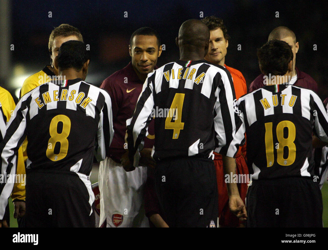 Patrick Vieira de Juventus serre la main avec Thierry Henry (au centre à gauche) et Jens Lehmann (au centre à droite) de ses anciens coéquipiers, avant le quart de finale de la Ligue des champions de l'UEFA à Highbury, Londres, le mardi 28 mars 2006.APPUYEZ SUR ASSOCIATION photo.Le crédit photo devrait se lire : David Davies/PA. Banque D'Images