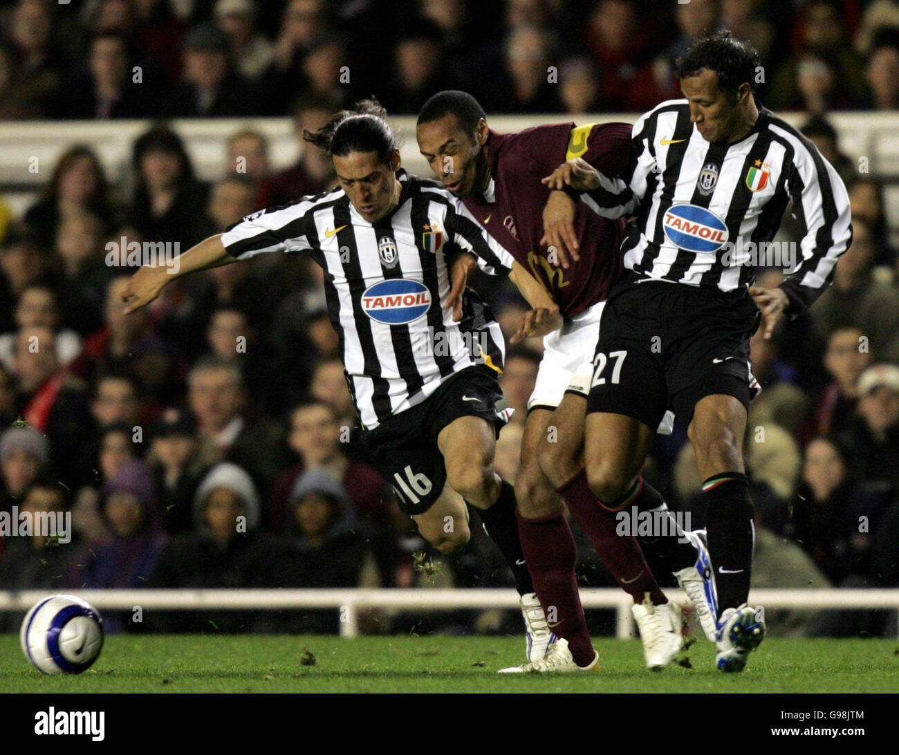 Theirry Henry d'Arsenal est défié par Mauro Camoranesi (L) de Juventus et Jonathan Zebina (R) lors du quart de finale de la Ligue des champions de l'UEFA à Highbury, Londres, le mardi 28 mars 2006. APPUYEZ SUR ASSOCIATION photo. Le crédit photo devrait se lire : David Davies/PA. Banque D'Images