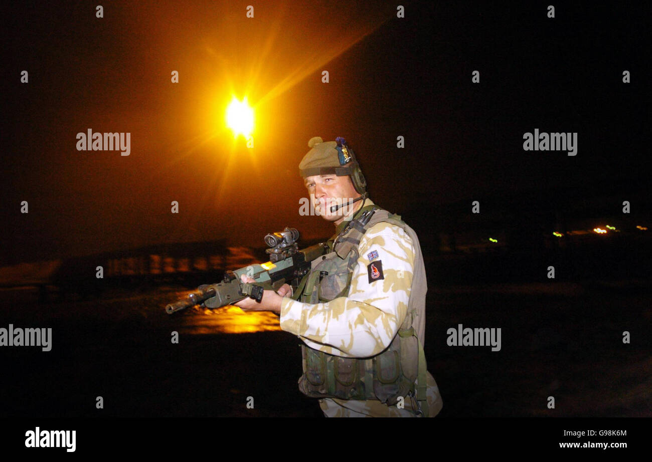 Le Sgt Aistair Hendry, du Royal Regiment of Scotland, en patrouille avec les chars guerriers près de l'hôtel Shatt Al Arab, à Basra, en Irak, le mercredi 28 mars 2006. Après deux nuits consécutives d'attaques au mortier sur la base, la patrouille recherche des insurgés et des engins explosifs, et effectue des arrêts aléatoires et des recherches sur des voitures dans la région. Regardez l'histoire des PA. APPUYEZ SUR ASSOCIATION photo. Le crédit photo devrait se lire : Danny Lawson/PA. Banque D'Images