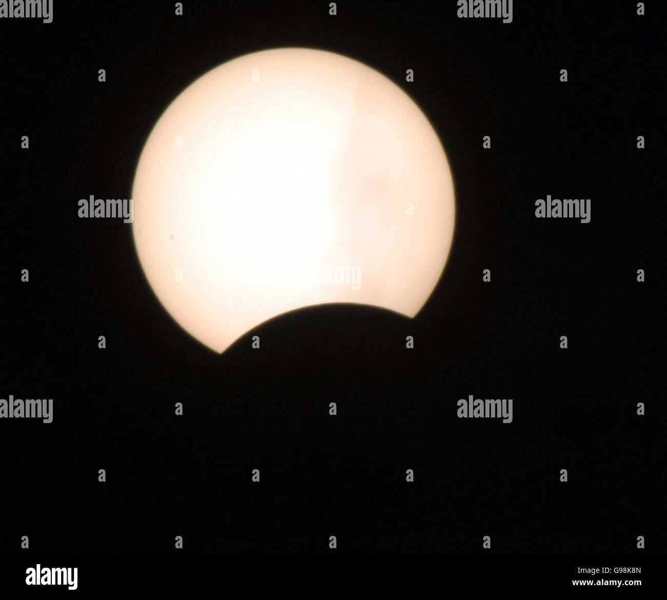 La lune passant devant le soleil pendant une éclipse partielle vue de Bristol, mercredi 29 mars 2006. Le médecin-chef du gouvernement, Liam Donaldson, a averti les gens de ne pas regarder directement l'événement solaire de peur de nuire à leur vue. Au lieu de cela, les experts recommandent de projeter l'eclipse à l'aide d'une caméra à trou d'épingle - deux morceaux de carte avec un trou dans le haut pour que l'image puisse briller. Voir PA Story SCIENCE Eclipse. APPUYEZ SUR ASSOCIATION photo. Le crédit photo devrait se lire comme suit : Barry Batchelor/PA. Banque D'Images