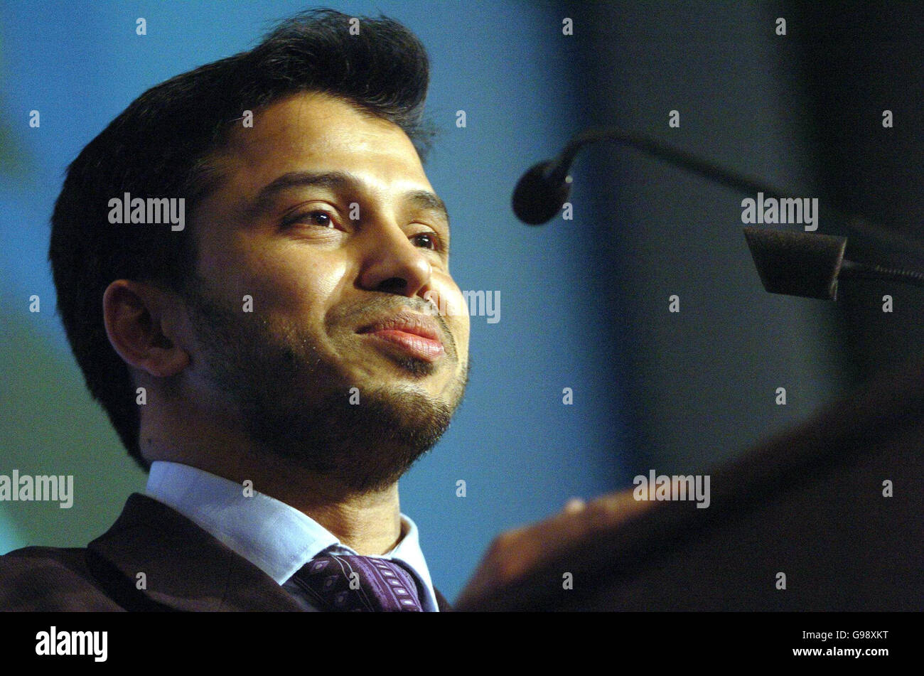 L'artiste Jamil Ahmed, de Londres, prononce un discours d'acceptation après avoir remporté le Prix de l'Alhambra pour l'excellence dans les arts lors du sixième Prix de l'actualité musulmane pour l'excellence qui s'est tenu à la Maison Grovesnor, dans le centre de Londres, le lundi 27 mars 2006. Le ministre des Affaires étrangères Jack Straw a assisté aux prix et a prononcé un discours en louant les contributions de la communauté musulmane au succès, à la culture et à la prospérité de la société britannique. Voir PA Story SOCIAL Muslim. APPUYEZ SUR ASSOCIATION photo. Crédit photo devrait lire : Johnny Green/PA. Banque D'Images