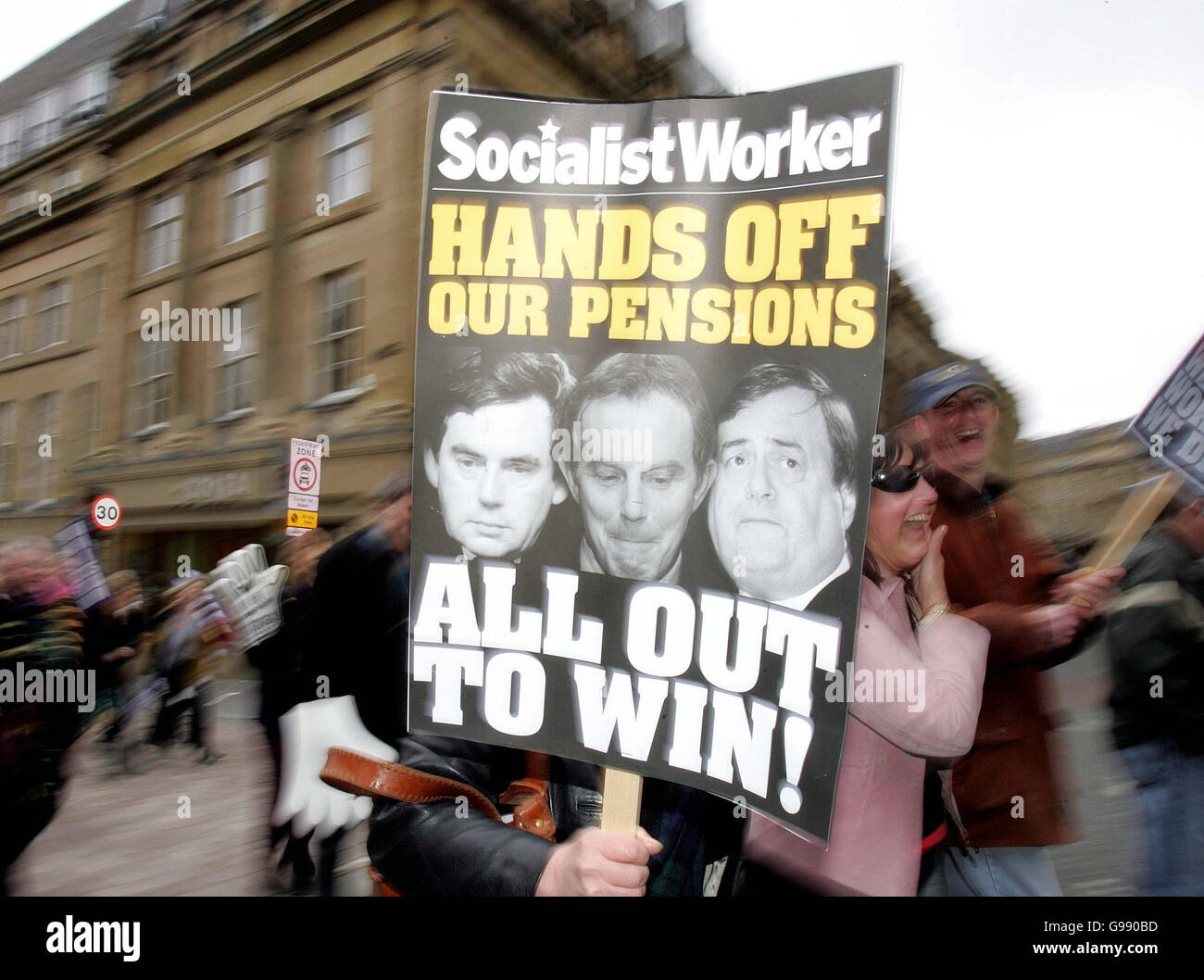 Des centaines de manifestants se rassemblent dans le centre de Newcastle, le mardi 28 mars 2006. Le Royaume-Uni sera aujourd'hui frappé par un départ de 1.5 millions de membres du conseil d'administration dans une rangée au sujet des retraites, le plus grand arrêt depuis la grève générale de 1926. Voir PA Story GRÈVE DE L'INDUSTRIE. APPUYEZ SUR ASSOCIATION PHOTO. Le crédit photo devrait se lire: Owen Humphreys/PA Banque D'Images