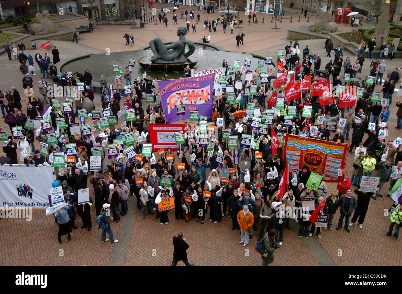 Le Conseil et les travailleurs du secteur public sont en grève à Victoria Square, Birmingham, le mardi 28 mars 2006. Le Royaume-Uni a été frappé aujourd'hui par une sortie de 1.5 millions de membres du conseil d'administration dans une rangée au sujet des retraites, le plus grand arrêt depuis la grève générale de 1926. Voir PA Story GRÈVE DE L'INDUSTRIE. APPUYEZ SUR ASSOCIATION photo. Le crédit photo devrait se lire: David Jones/PA Banque D'Images