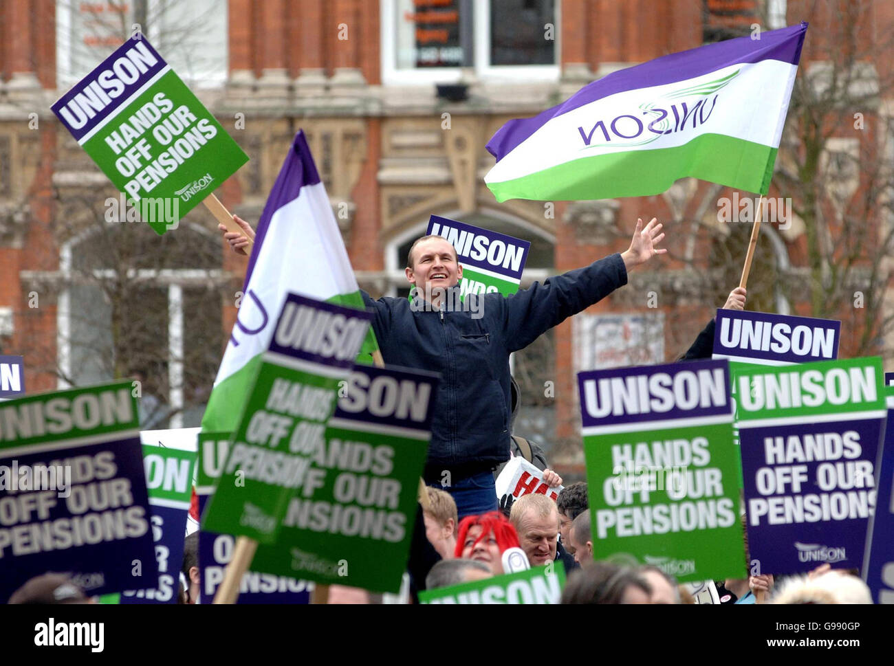 Le Conseil et les travailleurs du secteur public sont en grève à Victoria Square, Birmingham, le mardi 28 mars 2006. Le Royaume-Uni a été frappé aujourd'hui par une sortie de 1.5 millions de membres du conseil d'administration dans une rangée au sujet des retraites, le plus grand arrêt depuis la grève générale de 1926. Voir PA Story GRÈVE DE L'INDUSTRIE. APPUYEZ SUR ASSOCIATION photo. Le crédit photo devrait se lire: David Jones/PA Banque D'Images