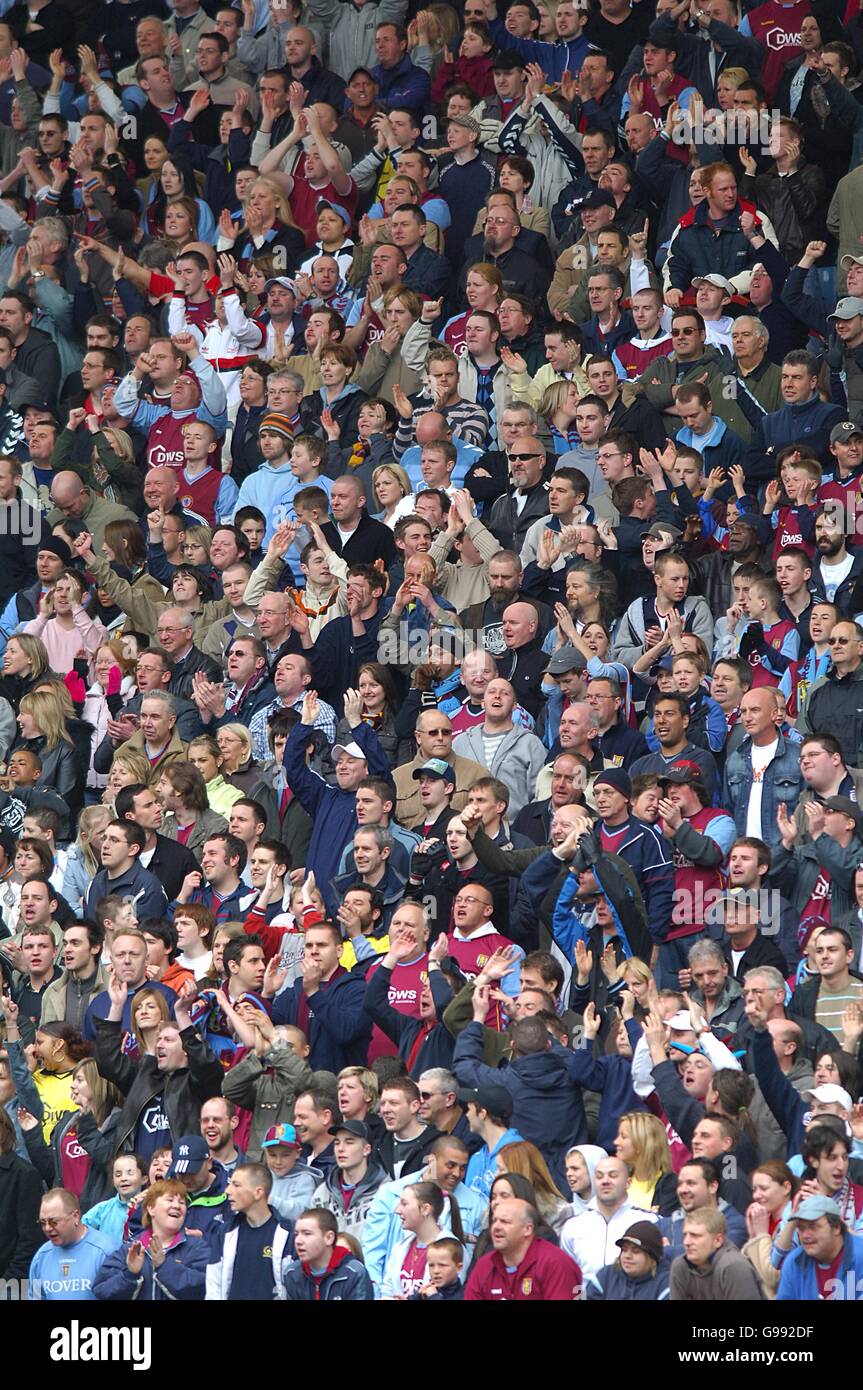 Les fans d'Aston Villa fêtent leur arrivée en tête dans la seconde City derby contre Birmingham City Banque D'Images