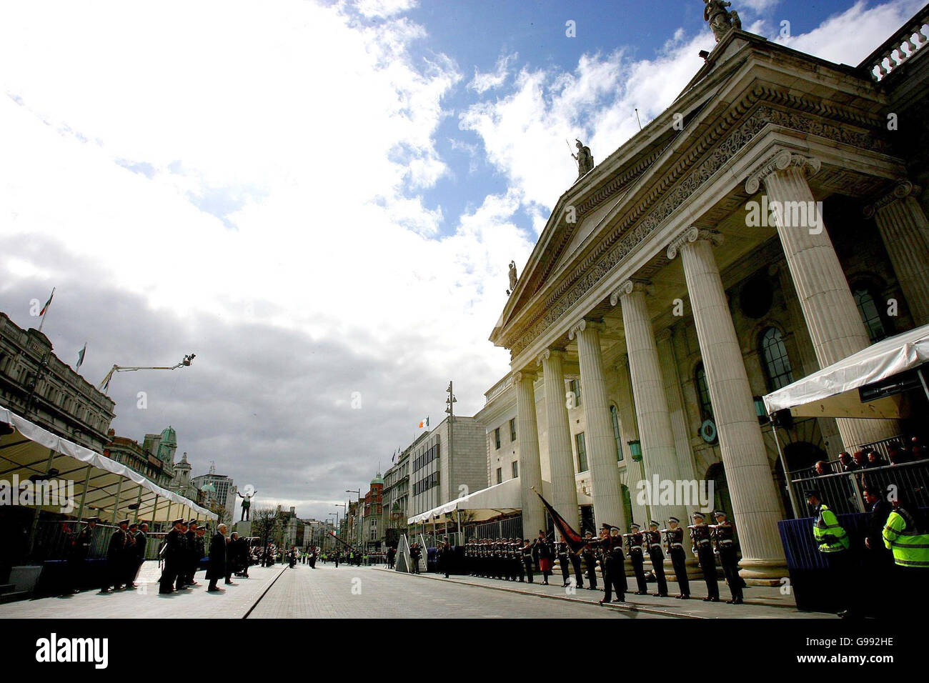 Un silence de quelques minutes est observé à l'extérieur de l'GPO pendant la parade du 90e anniversaire de la montée de Pâques 1916 à Dublin. Banque D'Images