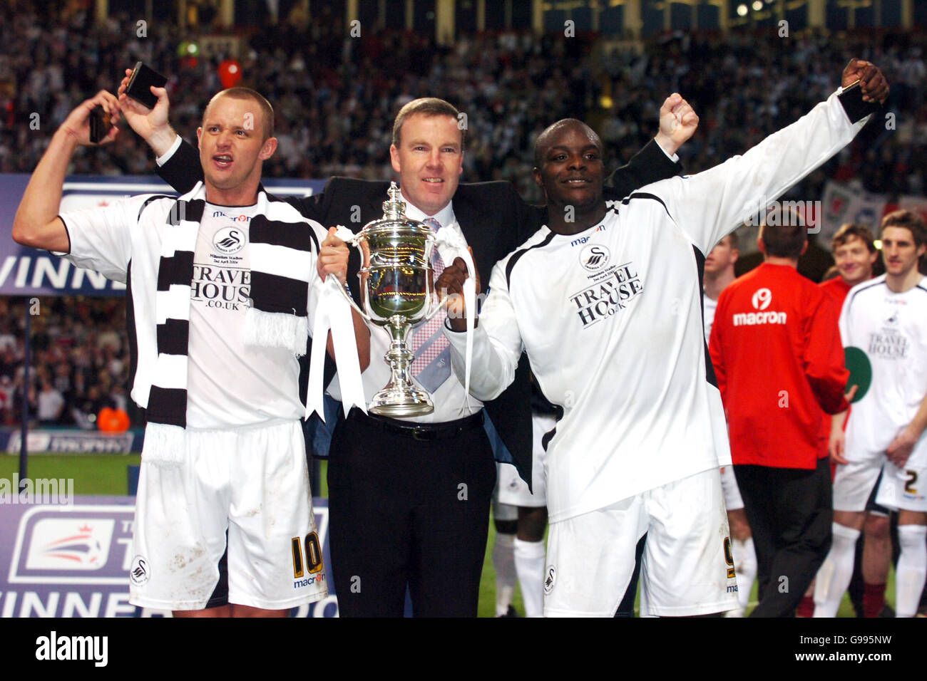 Kenny Jackett, directeur de Swansea City, célèbre avec les barbuteurs Lee trundle (l) et Adebayo Akinfenwa (r) Banque D'Images