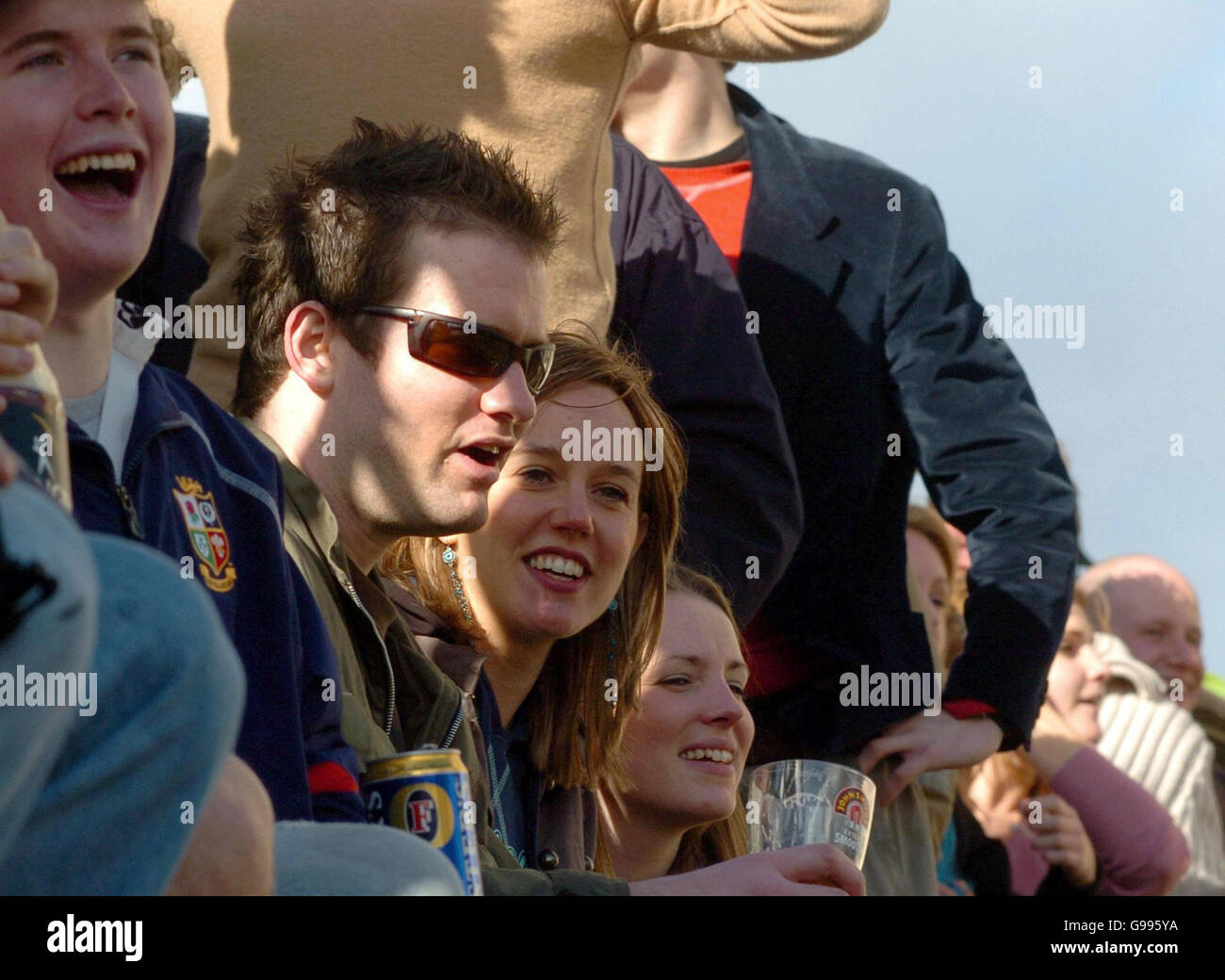 Les spectateurs regardent les Dark Blues of Oxford University affronter les Light Blues of Cambridge University lors de la 152e course de bateaux depuis Hammersmith Bridge à l'ouest de Londres, le dimanche 2 avril 2006. Les équipes, dirigées par Seb Pearce d'Oxford et Peter Rudge de Cambridge, se battaient contre ce qui était prévu par beaucoup pour être une fin de près. La course annuelle commence au pont Putney et monte au pont Chiswick. Regardez PA Story SPORT Boatrace. APPUYEZ SUR ASSOCIATION photo. Crédit photo devrait lire : Johnny Green/PA. Banque D'Images